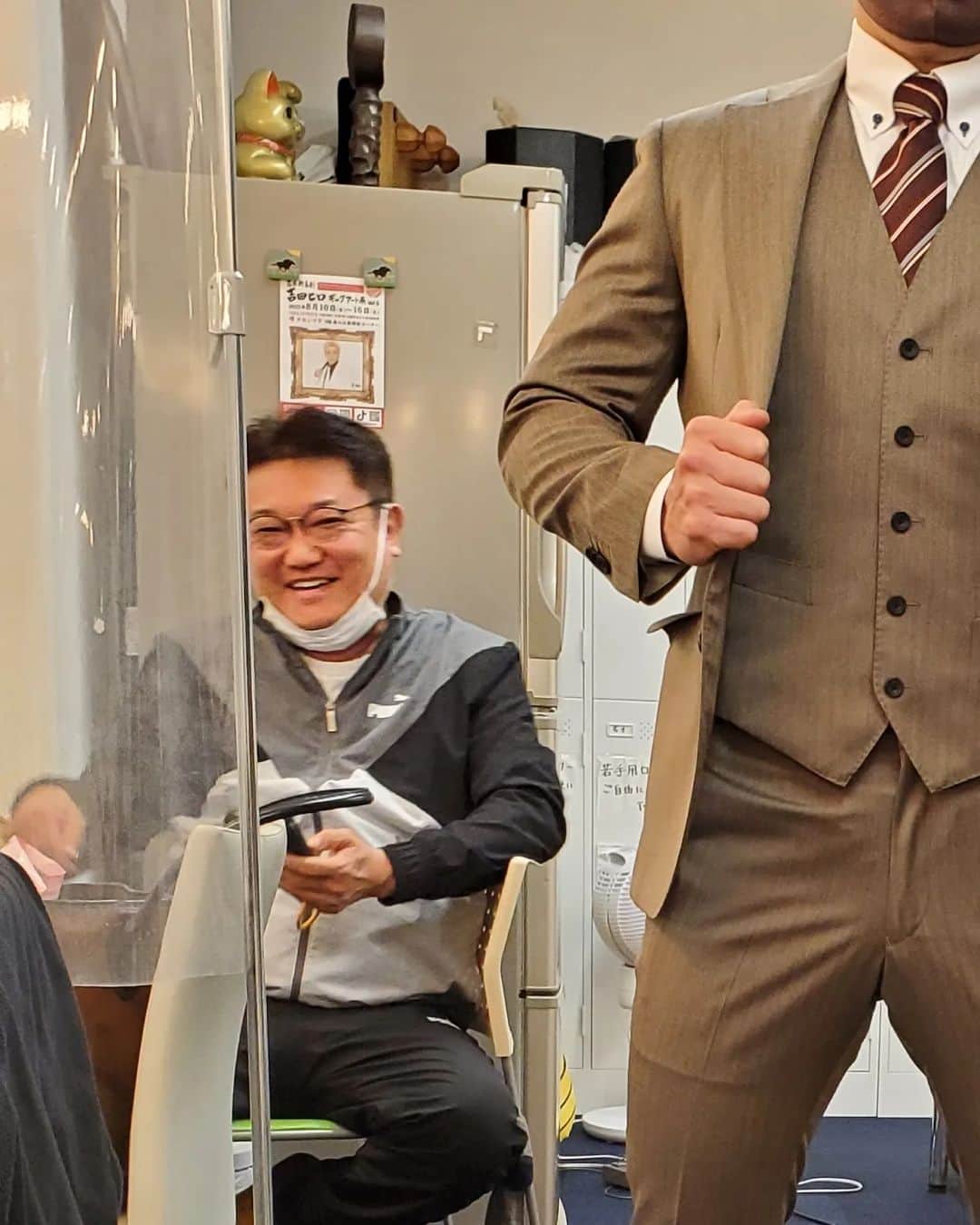 太田芳伸さんのインスタグラム写真 - (太田芳伸Instagram)「皆様 明けましておめでとうございます🎍✨  大阪ってスゴいですねー 写真撮っててもお構い無し  もりすけが 『撮りま～す』 言うてるのに 『知るか～』 って感じですね～  初めてオーダーメイドのスーツ 作っちゃいました🎵 もう41のおっさんなので、ええスーツ１着は 持っとかないとと言うことで  似合いますか⁉️🤣🤣  後ろのオジさんも 良い笑顔😆❗  本年も太田芳伸を よろしくお願いいたしますm(_ _)m✨  #よしもと新喜劇 #新喜劇 #なんばグランド花月 #なんば #2023年 #元旦 #あけましておめでとうございます #太田芳伸 #応援 #よろしく #お願いしにまーす #烏川耕一 #笑顔」1月1日 18時16分 - yoshinobuota