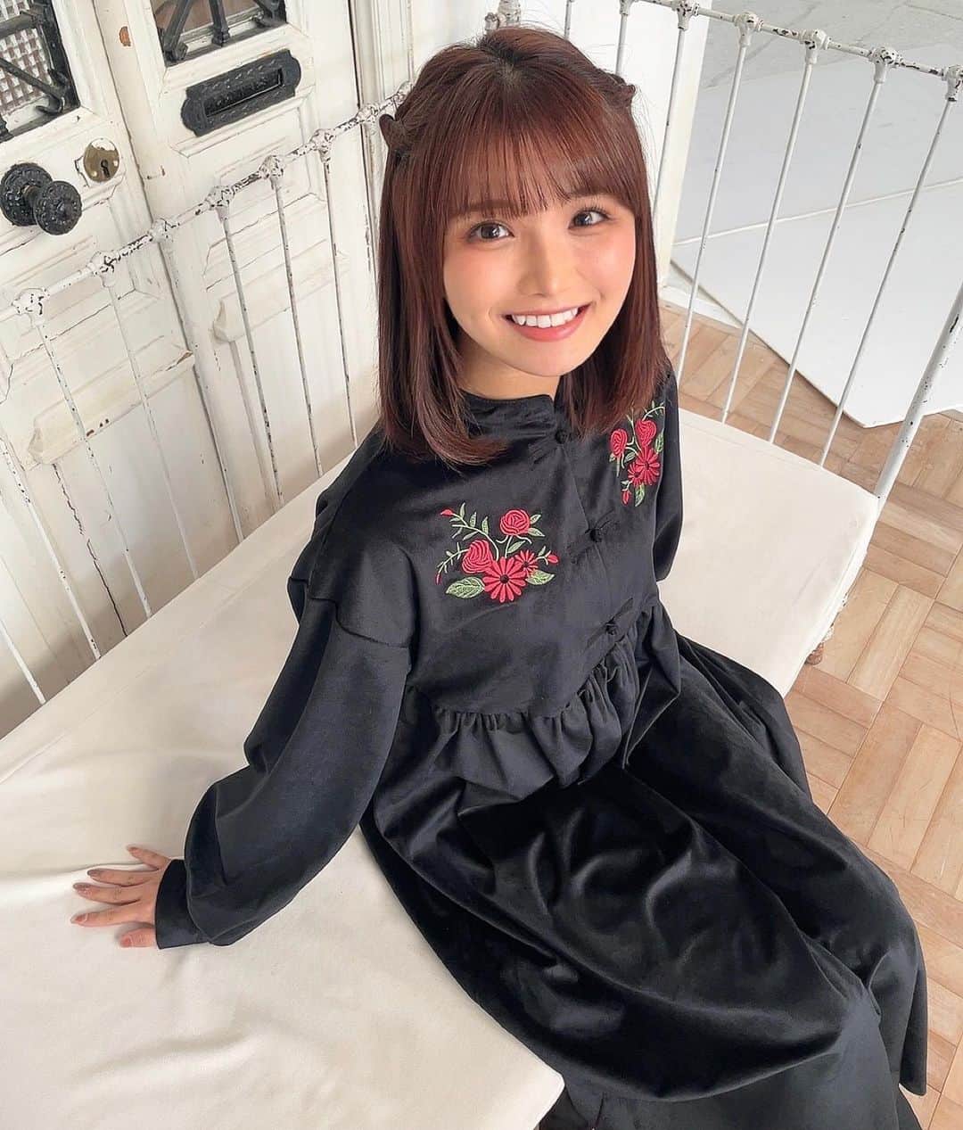 山本ゆうかさんのインスタグラム写真 - (山本ゆうかInstagram)「. お正月は特にすることがないから、毎年お正月セールで良いのがないか探しまくる٩( 'ω' )و 服もコスメも安すぎるから、いつも使ってるものはこのタイミングでいっぱい買っちゃう👗  この日に着てたのは今日からZOZOTOWNで発売される @kutir_ladies のワンピース 中華風で可愛い🇨🇳  普段はスタイルが分かる服ばかり着るから こういうフワッとしたシルエットの服持ってなくて新鮮🦔 いつも着ないような服は安い時に買うのがおすすめ！！！！ 失敗してもショックじゃないから！！！！笑  #kutir #クティール #kutir_pr」1月1日 19時17分 - yuukarin.yama