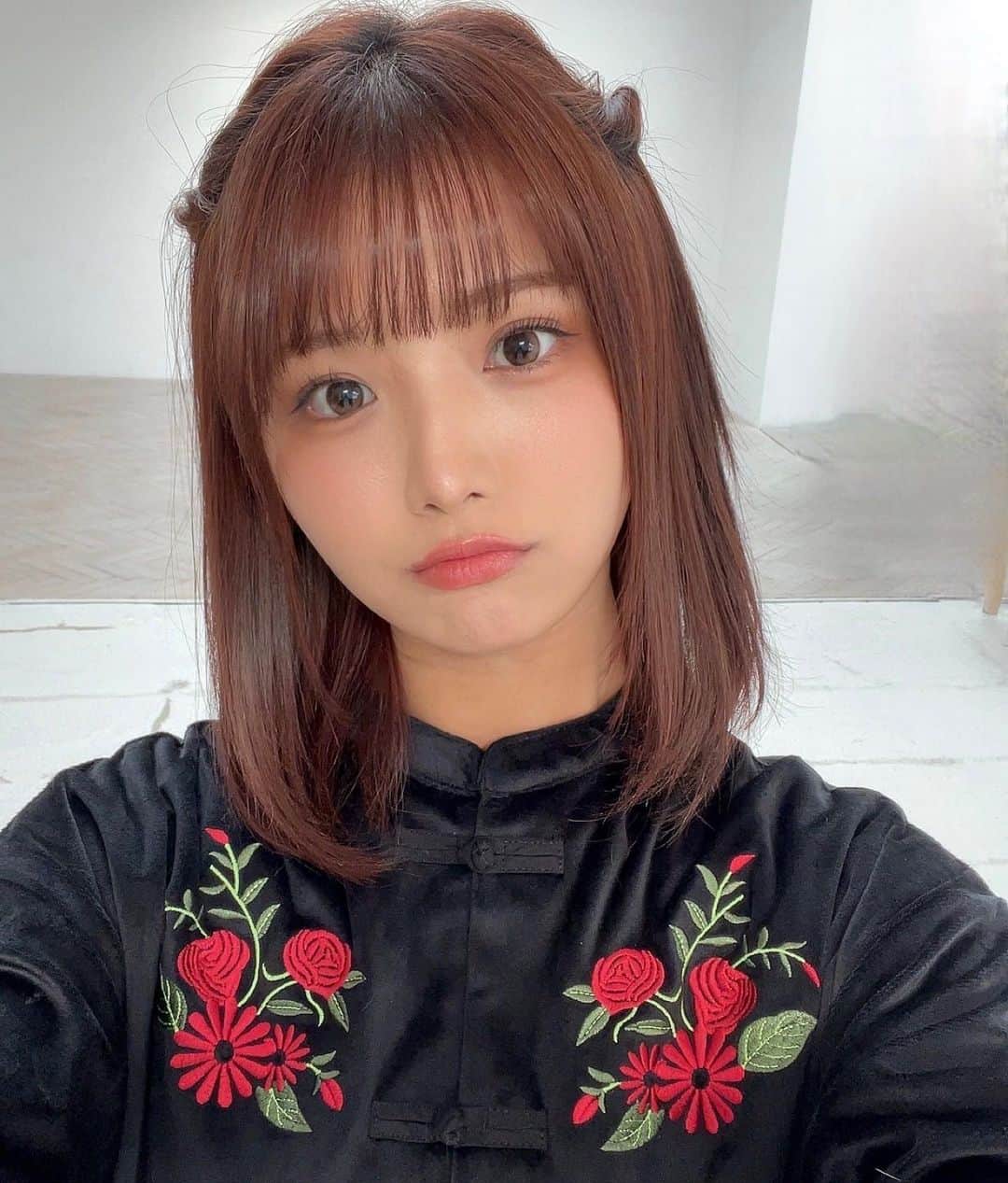 山本ゆうかさんのインスタグラム写真 - (山本ゆうかInstagram)「. お正月は特にすることがないから、毎年お正月セールで良いのがないか探しまくる٩( 'ω' )و 服もコスメも安すぎるから、いつも使ってるものはこのタイミングでいっぱい買っちゃう👗  この日に着てたのは今日からZOZOTOWNで発売される @kutir_ladies のワンピース 中華風で可愛い🇨🇳  普段はスタイルが分かる服ばかり着るから こういうフワッとしたシルエットの服持ってなくて新鮮🦔 いつも着ないような服は安い時に買うのがおすすめ！！！！ 失敗してもショックじゃないから！！！！笑  #kutir #クティール #kutir_pr」1月1日 19時17分 - yuukarin.yama