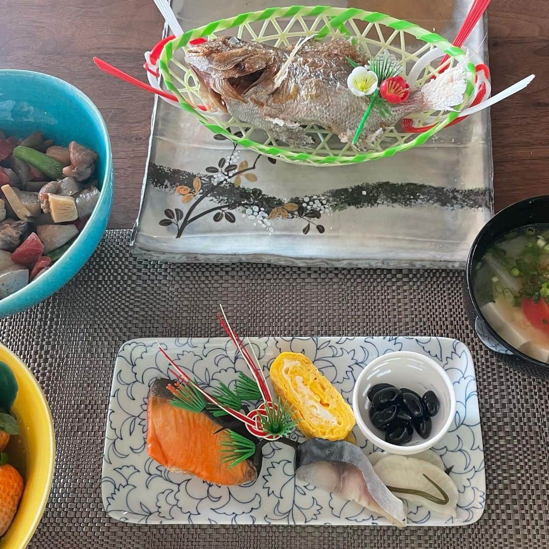 あだち理絵子さんのインスタグラム写真 - (あだち理絵子Instagram)「新年明けましておめでとうございます。  大晦日に恒例の #筑前煮　作りました。  美味い😋」1月1日 19時24分 - adachi.rieko