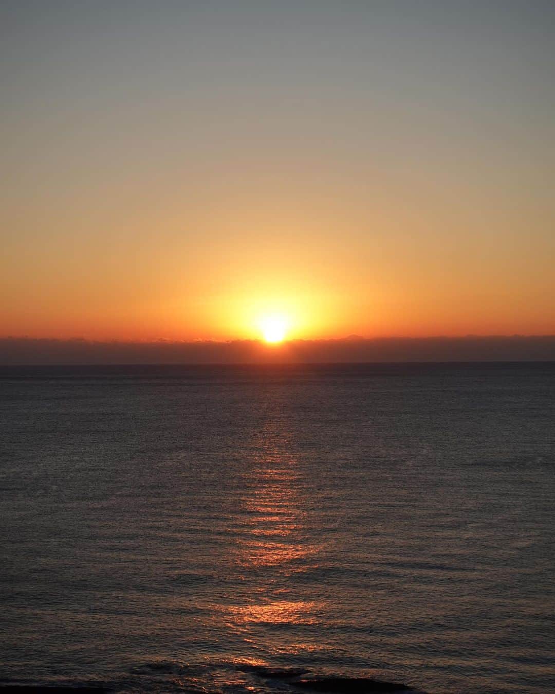 的場絢香さんのインスタグラム写真 - (的場絢香Instagram)「// 2023 // ⁡ あけましておめでとうございます。 ⁡ 宮崎で迎えた新年。 海から登る初日の出を 拝むことができました🌅 神々しいこの景色をシェア！ ⁡ ︎しっかり太陽をキャッチしてきました☀︎ (たくさんの人帰った後ひとり三脚立てて撮ってた☺︎) ⁡ 皆さまにたくさんの幸せが 訪れますように♡♡♡ ⁡ 本年もよろしくお願いいたします🐇 ⁡ _ _ _ #元日 #初日の出 #2023年 #令和5年」1月1日 19時33分 - ayaka_matoba
