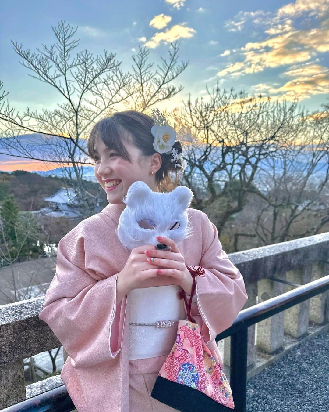 OJasさんのインスタグラム写真 - (OJasInstagram)「あけましておめでとうございます🎍💕💕 今年は去年よりもっとたくさんいっぱい笑いたい！！ そして夢に向かってたくさん頑張りたいです🫡✨ いっぱいいっぱい応援してください🥹💓 今年もよろしくお願いします🥰🙌 #2023 #happynewyear #pink #着物 #kimono #04」1月1日 19時54分 - ojas514