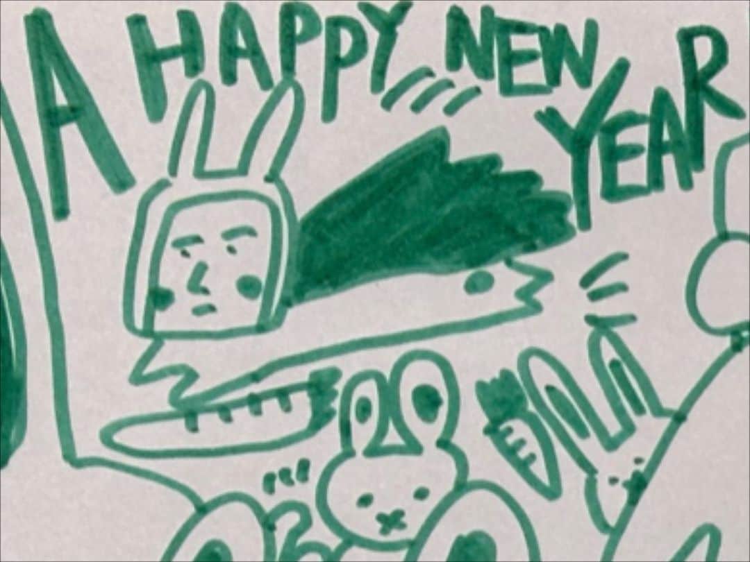 三戸なつめさんのインスタグラム写真 - (三戸なつめInstagram)「2023年あけましておめでとうございます🐰🎍🌅 今年もよろぴく！！ みんなどんなお正月過ごしてるのん？ わたしは無心でうさぎを描いてたよ🐰 緑色で描いてたら、姪っ子に「体調悪そう、、、」って言われたよ👧🏻 健康には気をつけるね🐰💚 #mito_natsume」1月1日 22時02分 - mito_natsume