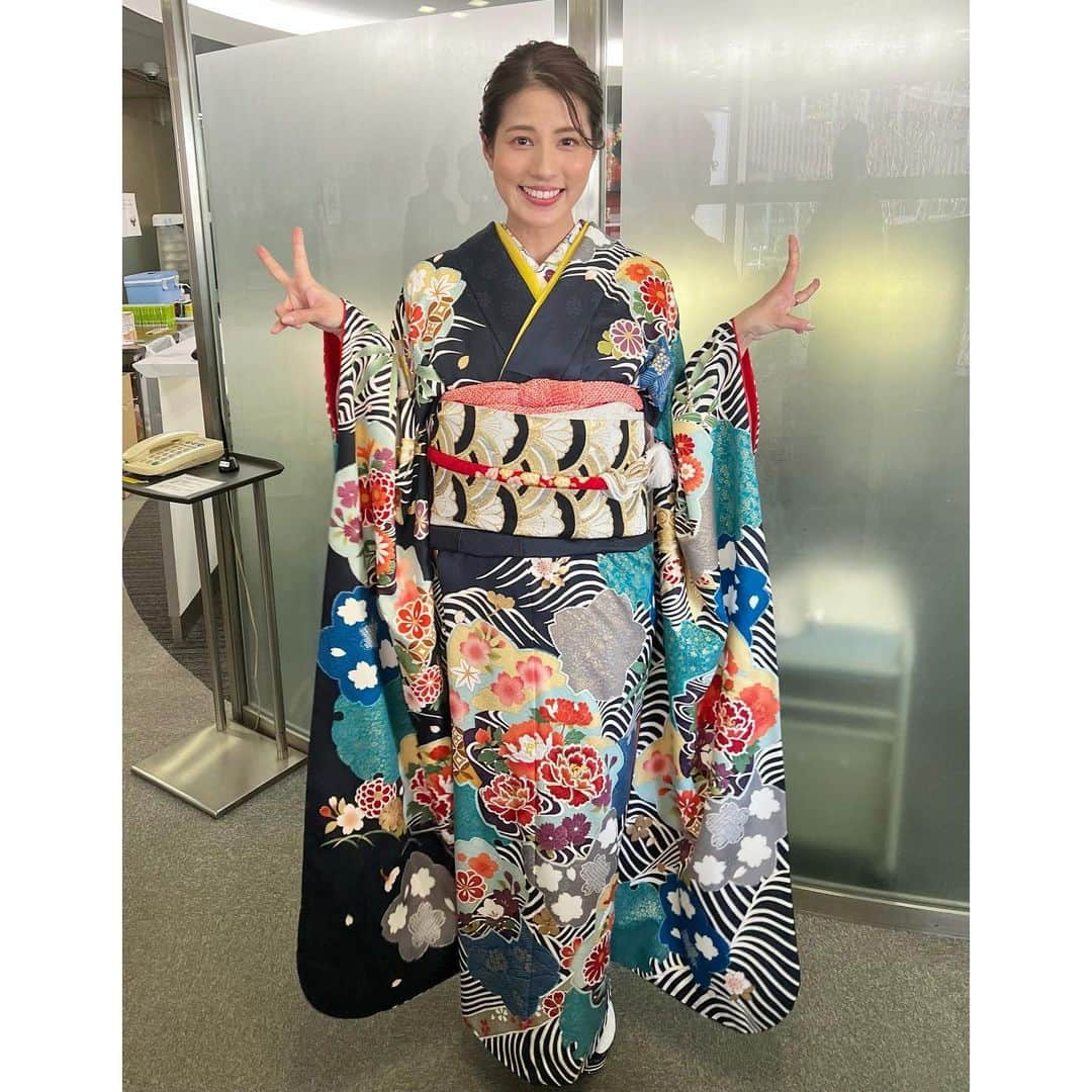 永島優美さんのインスタグラム写真 - (永島優美Instagram)「* 明けましておめでとうございます🎍✨ 今年も“爆笑”な元日でした😝  みなさまにとっても幸せな一年になりますように🐰 今年もよろしくお願いします✨  #happynewyear #kimono #黒 #爆笑ヒットパレード」1月1日 22時03分 - yuumi_nagashima