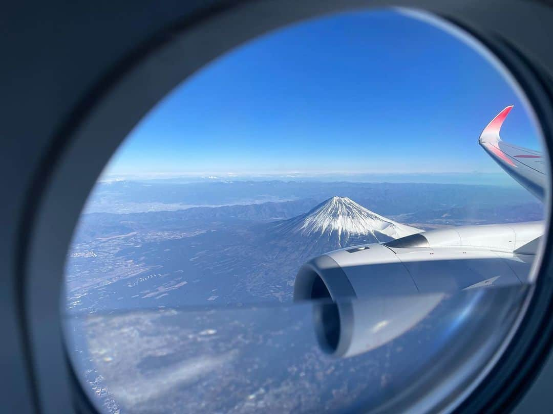 早乙女わかばさんのインスタグラム写真 - (早乙女わかばInstagram)「. 🎍明けましておめでとうございます🎍 ⁡ 🐰2023年🐰 今年の初日の出は、パワーに満ち溢れた太陽☀️でした‼️ 空港へ行く途中で見れてラッキー🤞🏻 ⁡ 空の上では見事な富士山🗻も😍 幸先良い❤️ ⁡  そして初詣では〝大吉〟 「はじめは冬の枯れ木の葉落ちて寂しくても、 そのうち春の花が咲く。時を待てば必ずよし。」 という内容☺️ ⁡ なんだか今年がうまく行くような気がしてきました←単純🤣 とにかく流れに身を任せて、今に目を向けて出来ることをコツコツやるのみ‼️ ⁡ そして「規則正しい生活がよし」との事だったので、昨年に引き続き早寝早起きを目標として（昨年は出来てない日の方が多かった😂）、今年は体を定期的に動かして身体も引き締めていきたいと思います‼️といいつつ、元日から爆食べですが😂 ⁡ とにかく健康第一‼️ 笑顔が1番っ😆 ⁡ 本年も宜しくお願い致します🐰💕 Instagram Twitterもまめに更新しますっ🤞🏻 ⁡ #2023 #新年 #卯年 #目標 #最初が肝心」1月1日 22時49分 - s_wakaba.94