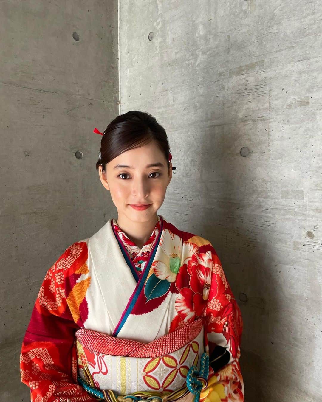 新木優子さんのインスタグラム写真 - (新木優子Instagram)「新年明けましておめでとうございます🎍♡ 朝からとっても素敵なニュースが飛び込んできたり👰🏻‍♀️♡ 素敵な年の始まりでしたね☺️  2023年もたくさんの事に挑戦して自分らしく頑張ります✊🏻✨  "あらきあるき" 新しいエピソードが追加されたのでぜひそちらもチェックして下さい☺️♡  #filmphotography」1月1日 22時52分 - yuuuuukko_