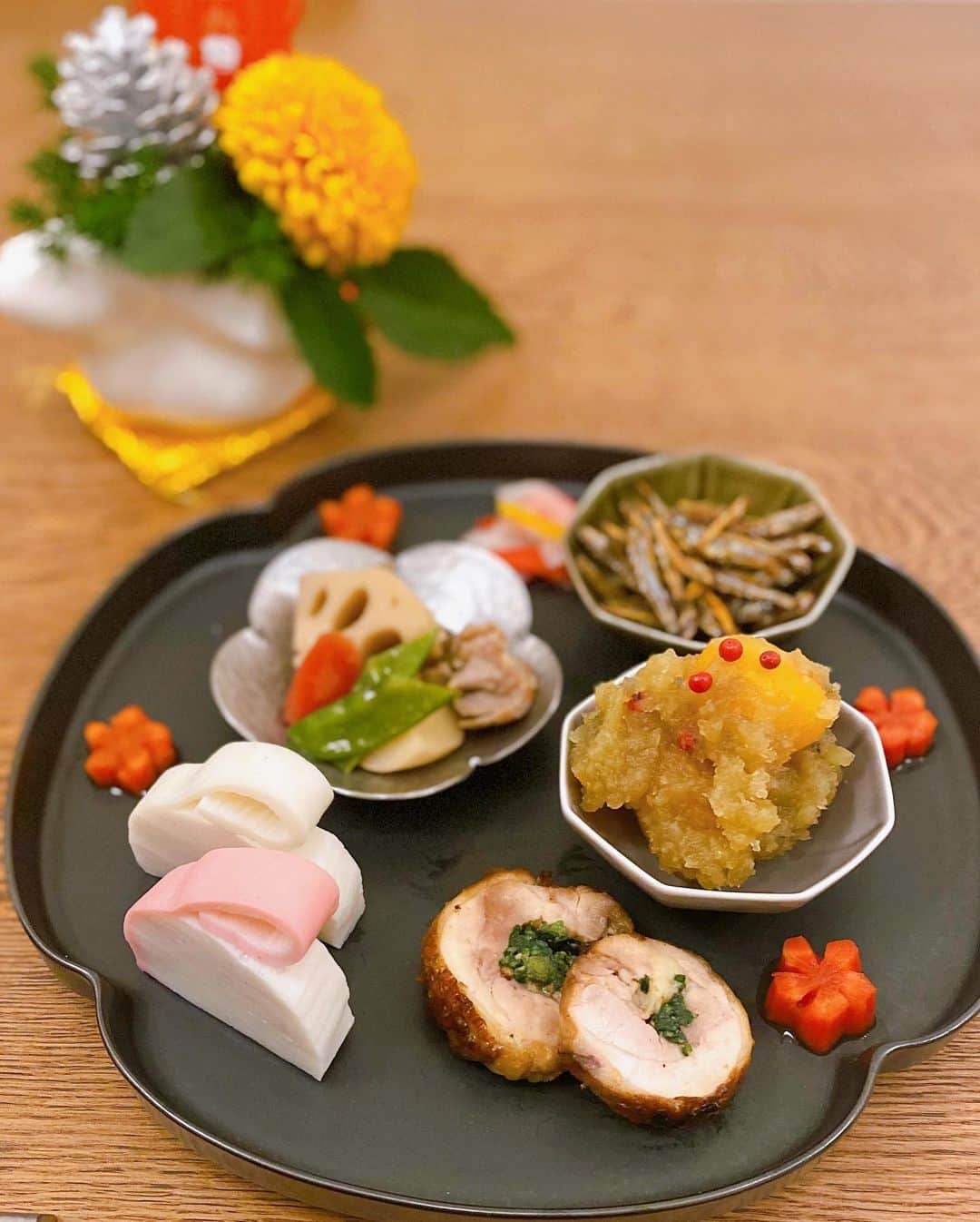 林田岬優さんのインスタグラム写真 - (林田岬優Instagram)「初めてお節料理を作ってみました。 母の誕生日は１月で、元旦から働いているので。🚄🍱 丸2日間かけて18品作りました。 盛るのが一番楽しかったな♡ 残ったのは冷凍して、後日ゆっくり食べます☺️🥢  ○ぎせい豆腐 ○鶏の八幡巻き ○ローストビーフ ○海老のうま煮　 ○たたきごぼう ○鮭の西京焼き ○たこの西京漬け ○菜の花の辛子浸し ○人参梅煮 ○昆布巻き ○筑前煮 ○紅白なます ○ぶり ○栗きんとん ○カステラ卵 ○田作り ○黒豆 ○手綱とウサギかまぼこ  30,31日に準備をして、元旦、お重に詰めました。✨  #岬優料理 #お節料理　 #🐇」1月1日 23時32分 - miyu_hayashida