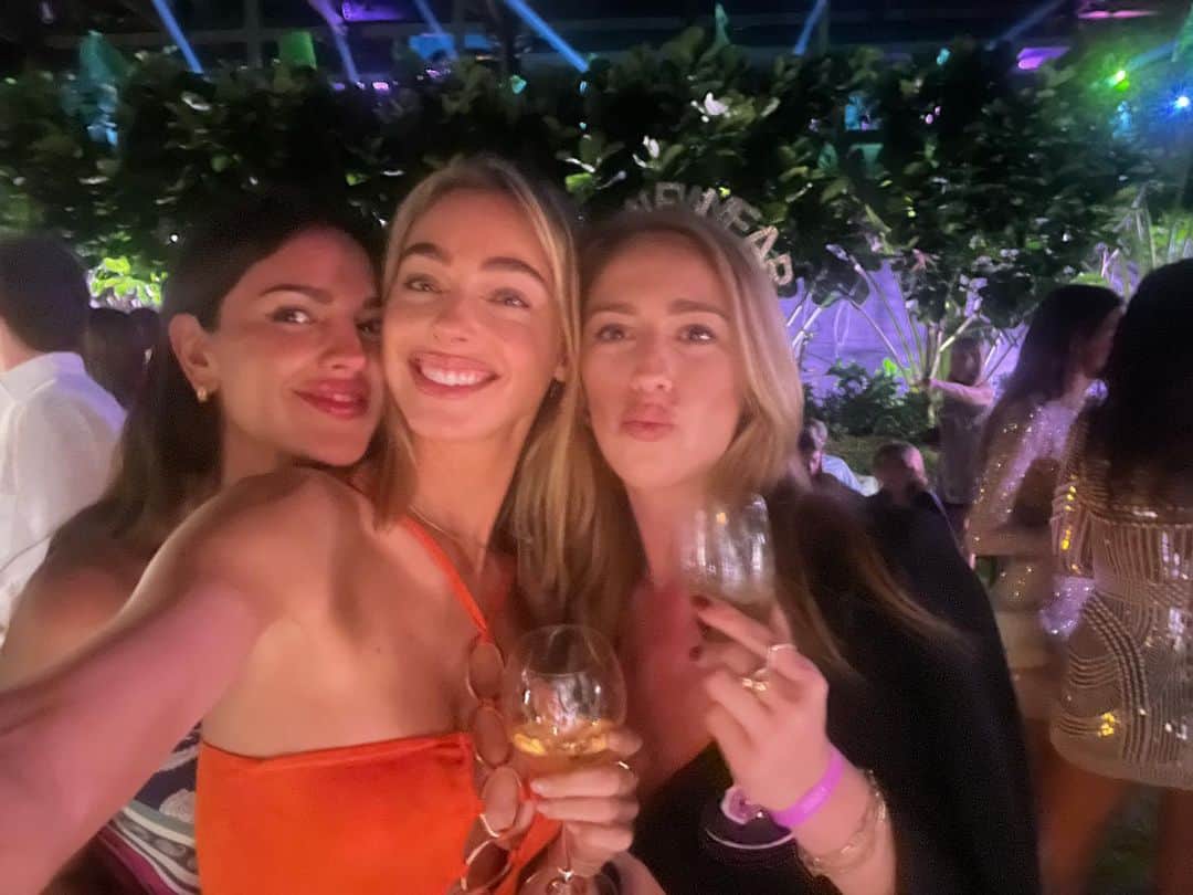 Elizabeth Turnerさんのインスタグラム写真 - (Elizabeth TurnerInstagram)「2023 vybes: women supporting women! So grateful to ring in the new year with these amazing women and incredible friends by my side!!!」1月2日 6時49分 - elizabethcturner