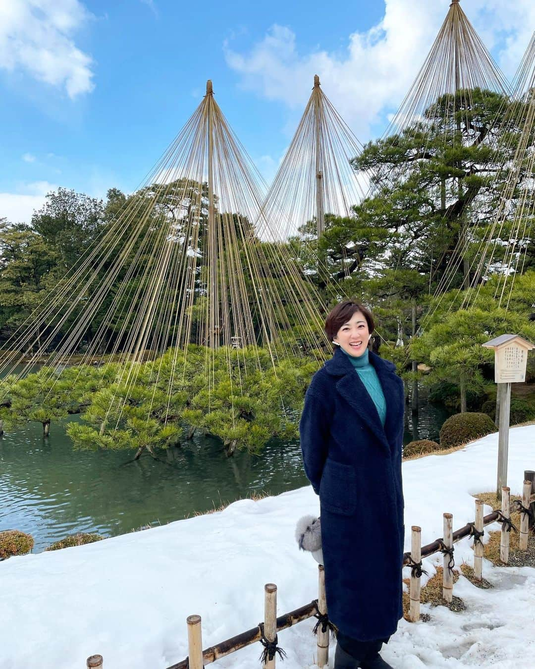 池尻和佳子さんのインスタグラム写真 - (池尻和佳子Instagram)「新しい年を金沢で迎えました。名庭•兼六園で緑に癒され、雪を眺めながらの熱燗も乙でした。 今年も清美先生と美味しいものを食べ、しっかりトレーニングして健やかな1年にしたいものです。  今年もよろしくお願い致します。」1月2日 7時25分 - wakako_ikejiri_rkb