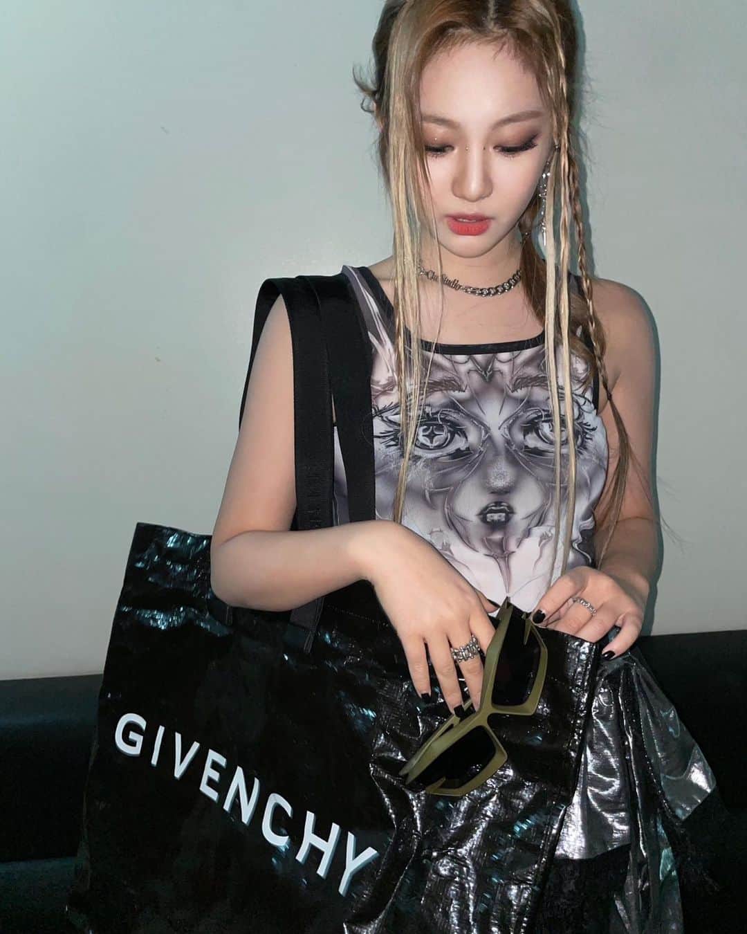 aespaさんのインスタグラム写真 - (aespaInstagram)「Thank you for @givenchy #givenchy  #aespa #NINGNING」1月2日 12時04分 - aespa_official