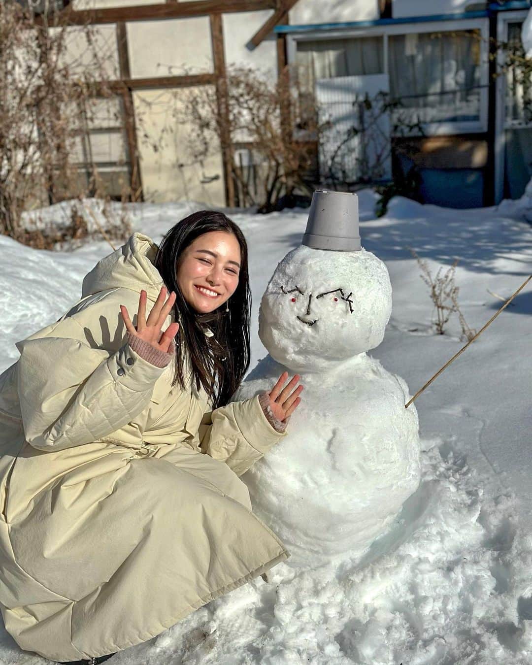 石井里奈さんのインスタグラム写真 - (石井里奈Instagram)「石井家恒例雪だるま作りました☃️ 今回は3段階✨ 飾りを庭にあるなにかから探して最終的に結構可愛くなりました☃️💓 体はパパ、頭は私、飾り付けはママ。ほのぼのしたお正月です🎍 . 東京にいると雪が新鮮✨ . #雪だるま #雪 #snowman #スノーマン #雪だるまつくろう #実家 #帰省 #雪国 #雪遊び」1月2日 12時33分 - ri7tin1025