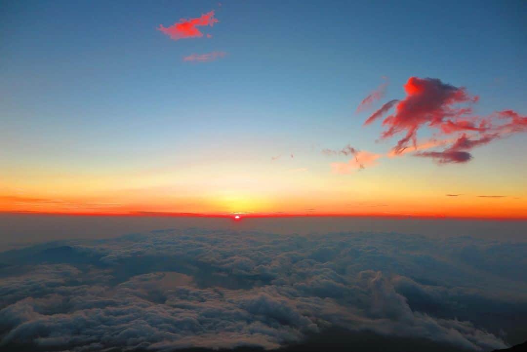 DJ YURiAさんのインスタグラム写真 - (DJ YURiAInstagram)「2023年も宜しくお願いします。  年始はゆっくり過ごしています。  写真は数年前に登った富士山からの日の出。  関わってくださる方々に "ありがとう" と、たくさん言っていただけるような1年にしたいです。  #2023」1月2日 14時41分 - djyuria