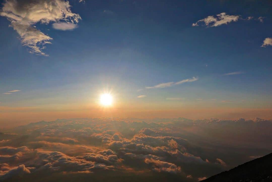 DJ YURiAさんのインスタグラム写真 - (DJ YURiAInstagram)「2023年も宜しくお願いします。  年始はゆっくり過ごしています。  写真は数年前に登った富士山からの日の出。  関わってくださる方々に "ありがとう" と、たくさん言っていただけるような1年にしたいです。  #2023」1月2日 14時41分 - djyuria
