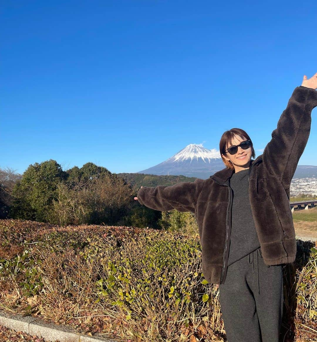 畑野ひろ子さんのインスタグラム写真 - (畑野ひろ子Instagram)「今年もどうぞ宜しくお願いします。 毎年恒例になりつつある、富士SAでの記念撮影📷 今年は、年女です🐇 #2023」1月2日 14時57分 - hiroko_hatano_