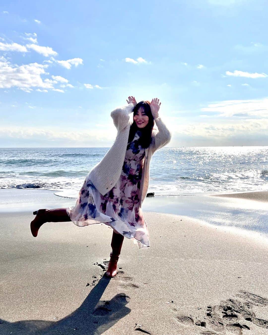 梅本理恵さんのインスタグラム写真 - (梅本理恵Instagram)「2023よろしくお願いいたします♡ うさぎのつもり。✌︎☺︎ ⁡ ⁡ ⁡ 今日の七里ヶ浜は、晴天で、 めっちゃあたたかい〜。 コートいらんー。 波は荒れてますけど。 ⁡ ⁡ ⁡ ⁡ ⁡ #七里ヶ浜 #七里ヶ浜海岸 #海 #キラキラしてる #七里ヶ浜グルメ #アマルフィデラセーラ #2023年 #お正月の過ごし方 #卯年 #うさぎどし #うさぎのつもり 笑#はんなり #美魔女 #梅本理恵 #今日もありがとう ♡」1月2日 15時25分 - rie___12ki