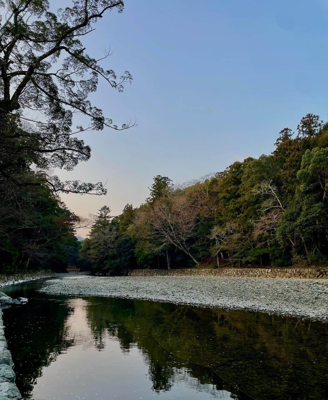 あいみさんのインスタグラム写真 - (あいみInstagram)「🌅毎年恒例🎍　  お伊勢参りに行ってきました☺️ 写真1枚目は内宮の大鳥居⛩☀️  いつもは三が日が終わった頃に 行くのだけど、、 今年はスケジュールの都合上、やむを得ず三が日真っ只中の本日  早朝…というか、深夜に出発🚘🌙  外宮に着いた時は、いつもより早くてまだ空は真っ暗  swipe→2枚目 外宮表参道の鳥居  防寒対策バッチリなので、澄んだ空気が心地よいです。  正宮の豊受⼤神宮にお参りをして足早に内宮へ向かいます  やっと日が昇り出した頃に 内宮に1番近い市営駐車場到着❣️  駐車場はほぼ満車の車車車と人人人🔥  流石、三が日。。侮れない🔥　  swipe→3枚目 五十鈴川の御手洗場（みたらしば）  正宮の皇大神宮に参拝  内宮では神楽殿にてご祈祷を受けてきました。  個人名で御饌、会社名で別大御饌 これも毎年恒例  分けてるのは何となく 気持ちの問題とお下がりがちょっと違うから  特に意味はないです笑  お伊勢参りはゲン担ぎの様なもので 毎年同じ様にご祈祷してもらってるので、行かないとなんだか落ち着かない🫢  参拝、ご祈祷後はお土産に神饌の紋菓（落雁・干菓子）を  外宮では授与所（神楽殿） 内宮では参集殿にて授与されます。  swipe→4枚目  私、このお菓子が結構すき🤍  身も心もいい気で満たされたところで  お腹を満たしてかえります🚘✨  おはらい町すし久のてこね寿司🥰 swipe→5.6枚目  欲張って天ぷら付きの"竹"にしたけど、、ご飯少なめって言うの忘れてお腹はち切れそう  帰りは深夜からの運転と参拝と人混みにやられて眠気が頂点に😂  気が付けば目の前に虹が🌈✨ swipe→7枚目  大きくて美しい虹が見れたところで、SAにて30分程寝て😪  無事に帰宅しました🌸 今日は残りの時間、ぬくぬくして過ごします☺️  今年もお伊勢参りが出来たことに感謝  #お伊勢参り #伊勢神宮 #三重県 #お伊勢さん #天照大御神  参拝順は #外宮 #内宮  #ご祈祷   #おはらい町  #てこね寿司 #すし久   #年末年始で無事に太りました」1月2日 16時31分 - aimi_feti