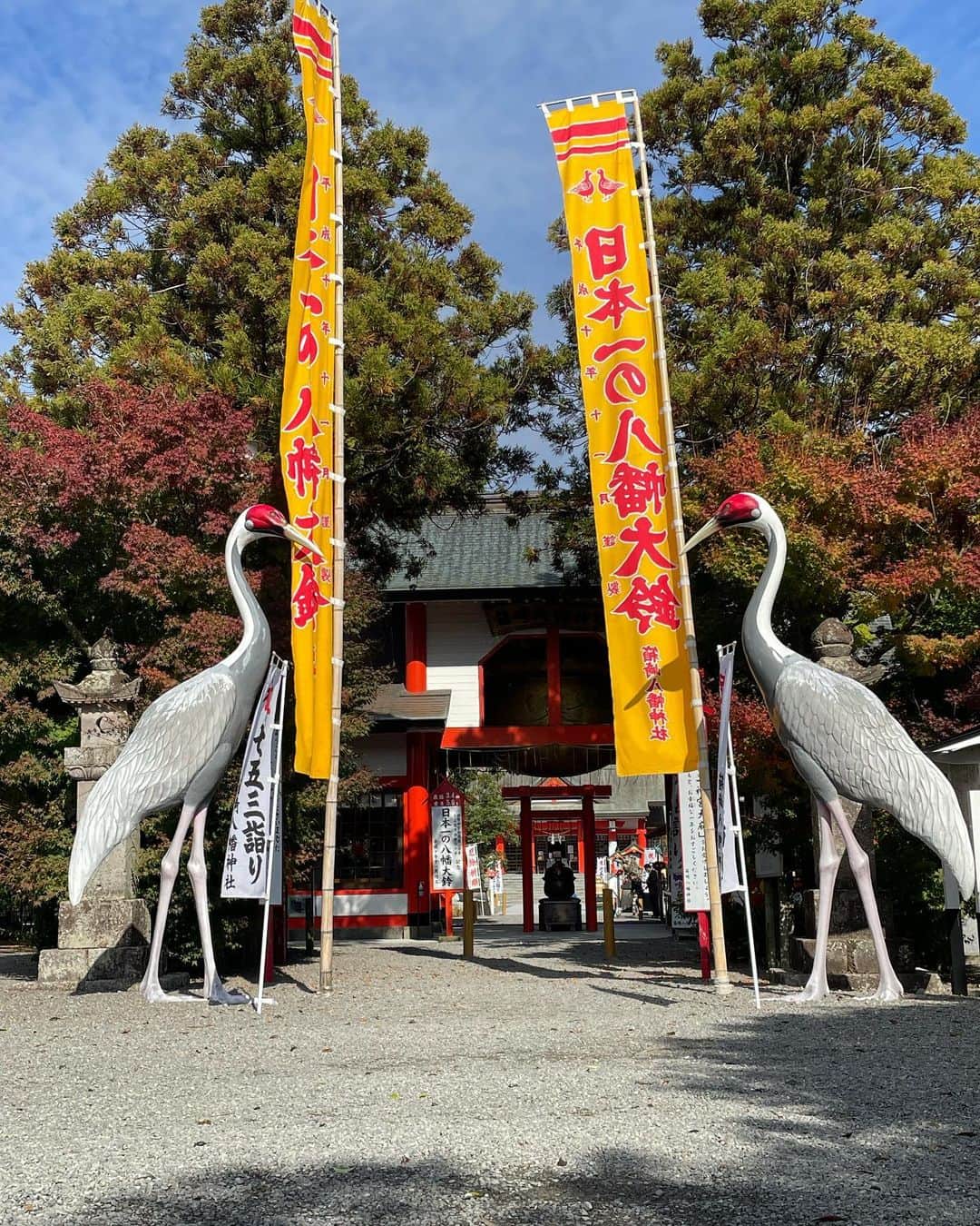 松本麗世さんのインスタグラム写真 - (松本麗世Instagram)「♡ ♡ 日本一大鈴がある箱崎八幡神社 ♡ ♡ 成せば成(鳴)る。大願成就の大鈴」 高さ4m！直径3.4m！重さ5トン！鶴の里出水ならではの鶴の親子の舞いを浮き彫りにした日本一の大鈴！ ♡ ♡ 祈願串にお願いしてきました！合格しますように！ ♡ ♡  #松本麗世 #matsumotoreiyo #ファッション #モデル #神社 #箱崎八幡神社 #鹿児島 #出水 #合格祈願  #おみくじ  #鶴 #日本一の大鈴 #日本一小さい鈴 #祈願串」1月2日 17時51分 - reiyo.matsumoto