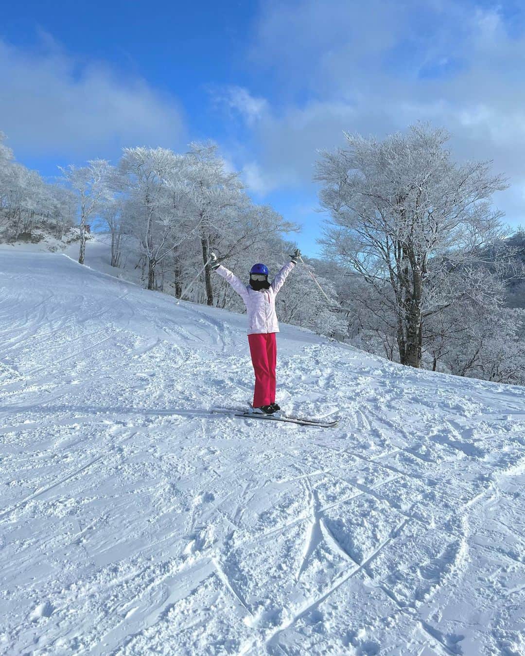 谷尻萌さんのインスタグラム写真 - (谷尻萌Instagram)「こんばんは^ ^ お正月何して過ごしてはりますか？🎍  萌は今年初めて家族でスキーをしてきたわ〜⛷ 雪質が最高だったんよ〜🥰  ふんわりした柔らかい生クリームを 自分のスキー板で優しく優しくかき分けるようにして 滑ったわ〜♪🎂☃️💕  雪が美味しそうだった笑笑🧁  スキーウェアは大好きなピンク💗⛷ 寒すぎて目が開いてない.....😉  運動してお腹が空いたから 今晩のお雑煮とおせちも楽しみですっ❤︎🥢  #初滑り #銀世界 #スキー女子」1月2日 18時49分 - tanijiri_moe