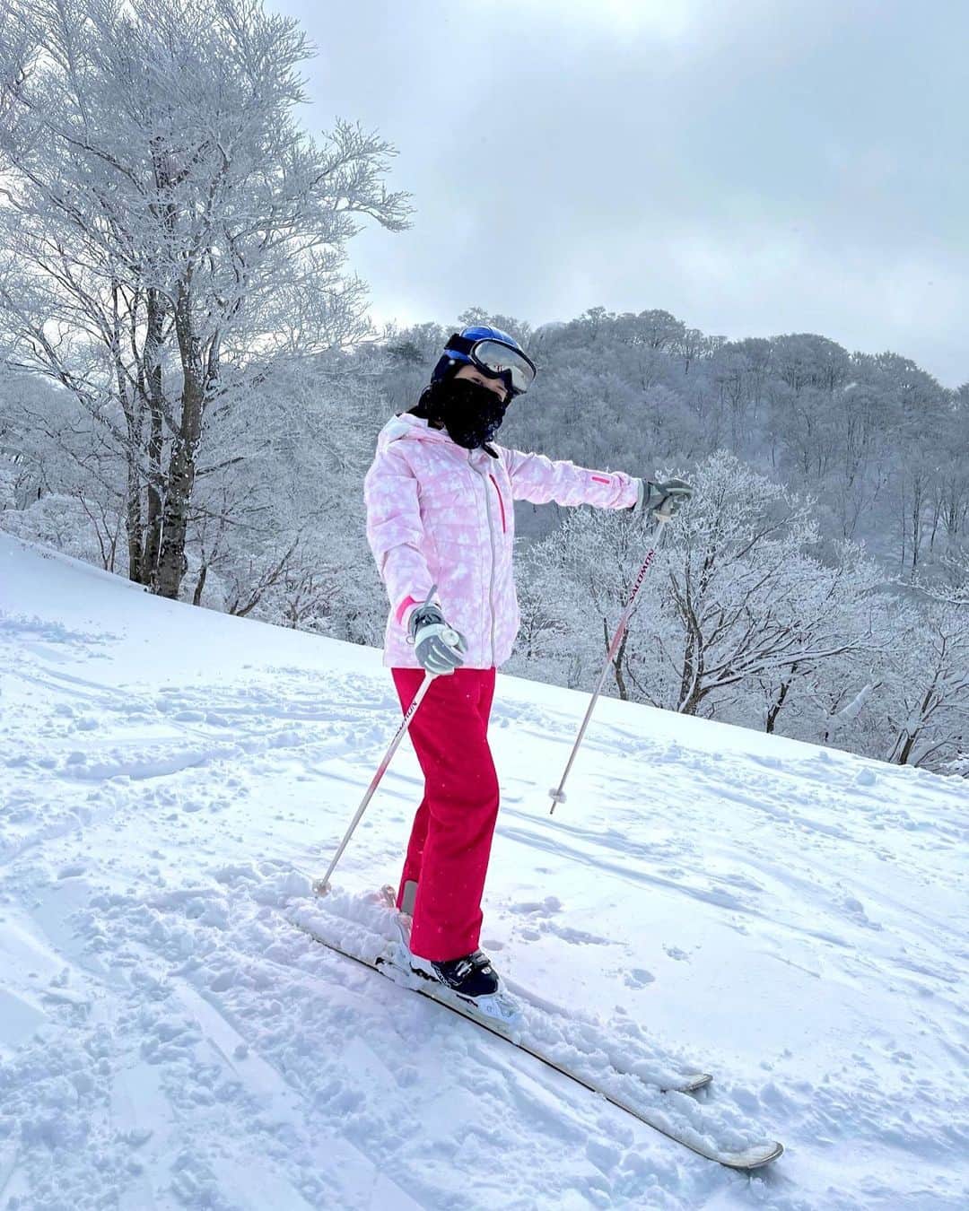 谷尻萌さんのインスタグラム写真 - (谷尻萌Instagram)「こんばんは^ ^ お正月何して過ごしてはりますか？🎍  萌は今年初めて家族でスキーをしてきたわ〜⛷ 雪質が最高だったんよ〜🥰  ふんわりした柔らかい生クリームを 自分のスキー板で優しく優しくかき分けるようにして 滑ったわ〜♪🎂☃️💕  雪が美味しそうだった笑笑🧁  スキーウェアは大好きなピンク💗⛷ 寒すぎて目が開いてない.....😉  運動してお腹が空いたから 今晩のお雑煮とおせちも楽しみですっ❤︎🥢  #初滑り #銀世界 #スキー女子」1月2日 18時49分 - tanijiri_moe