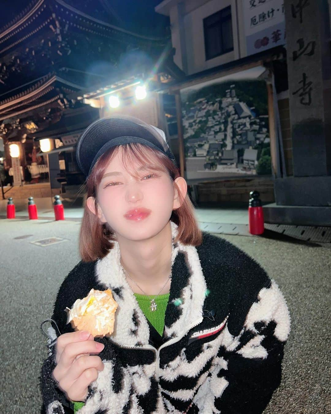 月城まゆさんのインスタグラム写真 - (月城まゆInstagram)「家族で中山寺に初詣に⛩💓 屋台飯たべたいたべたいって騒ぎすぎて元旦から怒られました🥵www  いちごあめとたませんたべてご満悦です( ✌︎'ω')✌︎〜🍥💞  #初詣 #ootd #gal #japanesegirl #元旦 #happynewyear #2023 #🐇」1月2日 19時18分 - xo_mayu_xo