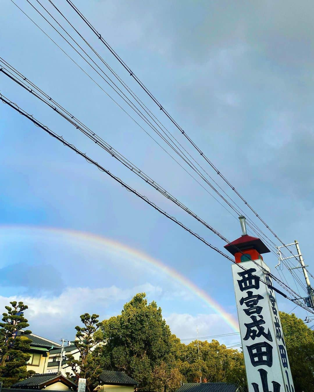 松本亜希さんのインスタグラム写真 - (松本亜希Instagram)「・ 初詣に行ってきました⛩🎍 着いた瞬間大きな虹が見えて縁起良し👍  しっかりお参りして、おみくじも引いて、さぁ出店堪能タイム🍴🍖🌯🍟 今年は色々出店が出てて、こんなに出店が出てるのをしっかり見るのミニロン初めてだからめちゃくちゃ興奮してた🤣😆 山程食べて、ゲーム系も堪能して、大満喫♡ ミニロンよかったね💕💕💕  またえべっさんも連れてってあげないと✨ 2023年、良き一年になりますように♡♡  #1枚目私に寄りかかってる笑顔のミニロンなんかたまらん　 #初詣#西宮神社 #アキロンミニロン#4歳3ヶ月」1月2日 19時51分 - m_akiron