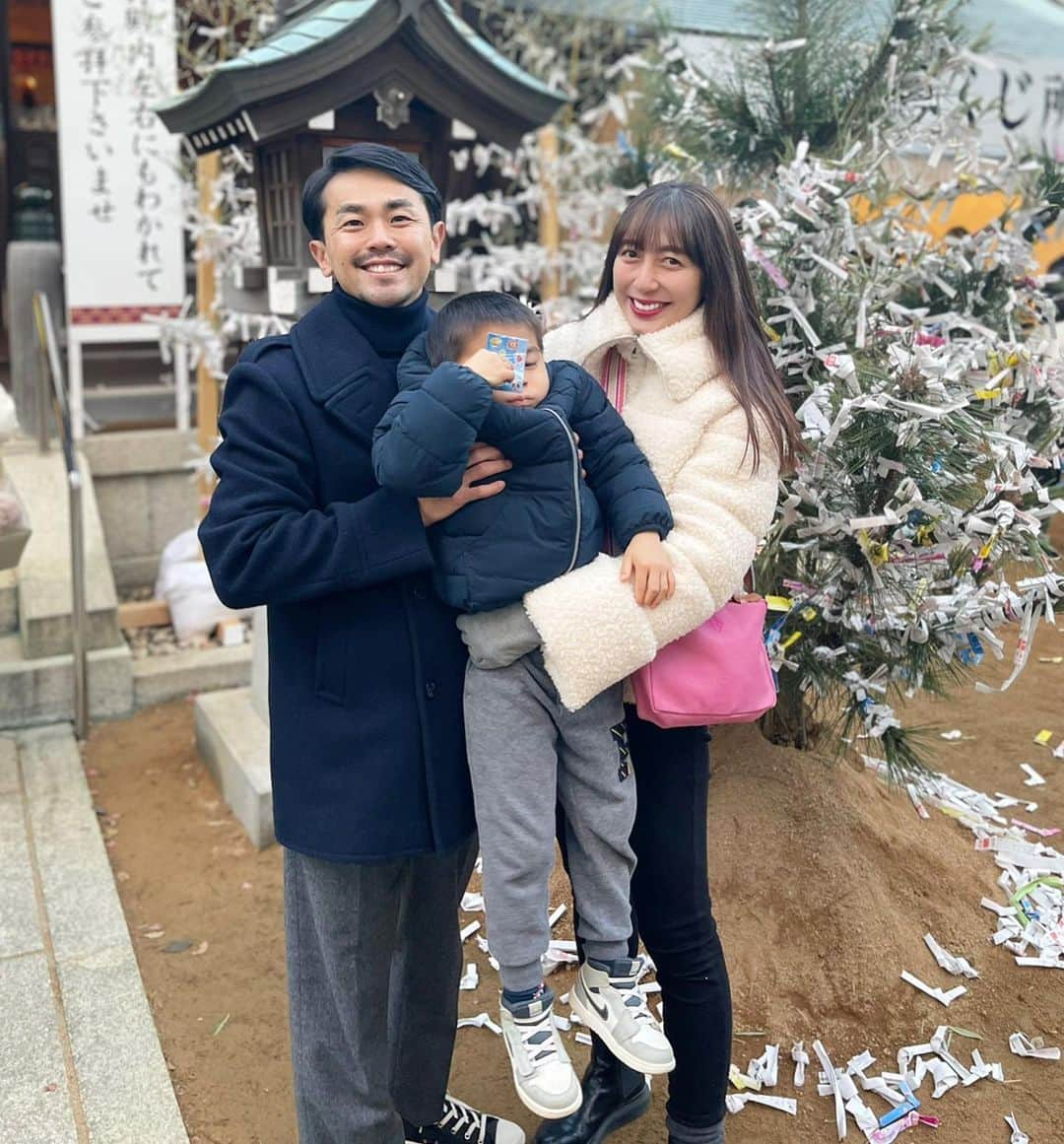 小川ひとみさんのインスタグラム写真 - (小川ひとみInstagram)「"Family The Best" 小さな頃からずっと私は "Family Person"で (6人家族の末っ子だから家族大好きだった) お家が大好きだったから 今の子供達中心の生活は 本当に居心地がいい☺️ もちろん仕事も大好きだから 上手に時間配分をして 優先順位がいつもぶれないように 色々な準備や計画が必要だけれど 37歳の私自身は 子供達に何かしてあげられる時が 1番心が満たされている気がします それもこれも全部 彼がいつも私を優しくあたたかく 支えてくれたり 私のやりたい事を同じように 同じ方向に向かってやってくれるからだと本当に思う🥰 @mr.13man ありがとう❤️ そうちゃんと今もこれからも仲良しで 大切に思い合える事が私の大切にしている事の１つだよ 今年も私たちFamilyを 皆様に見守って頂けますように💫 #family #初詣 #love」1月2日 19時51分 - hitomy220