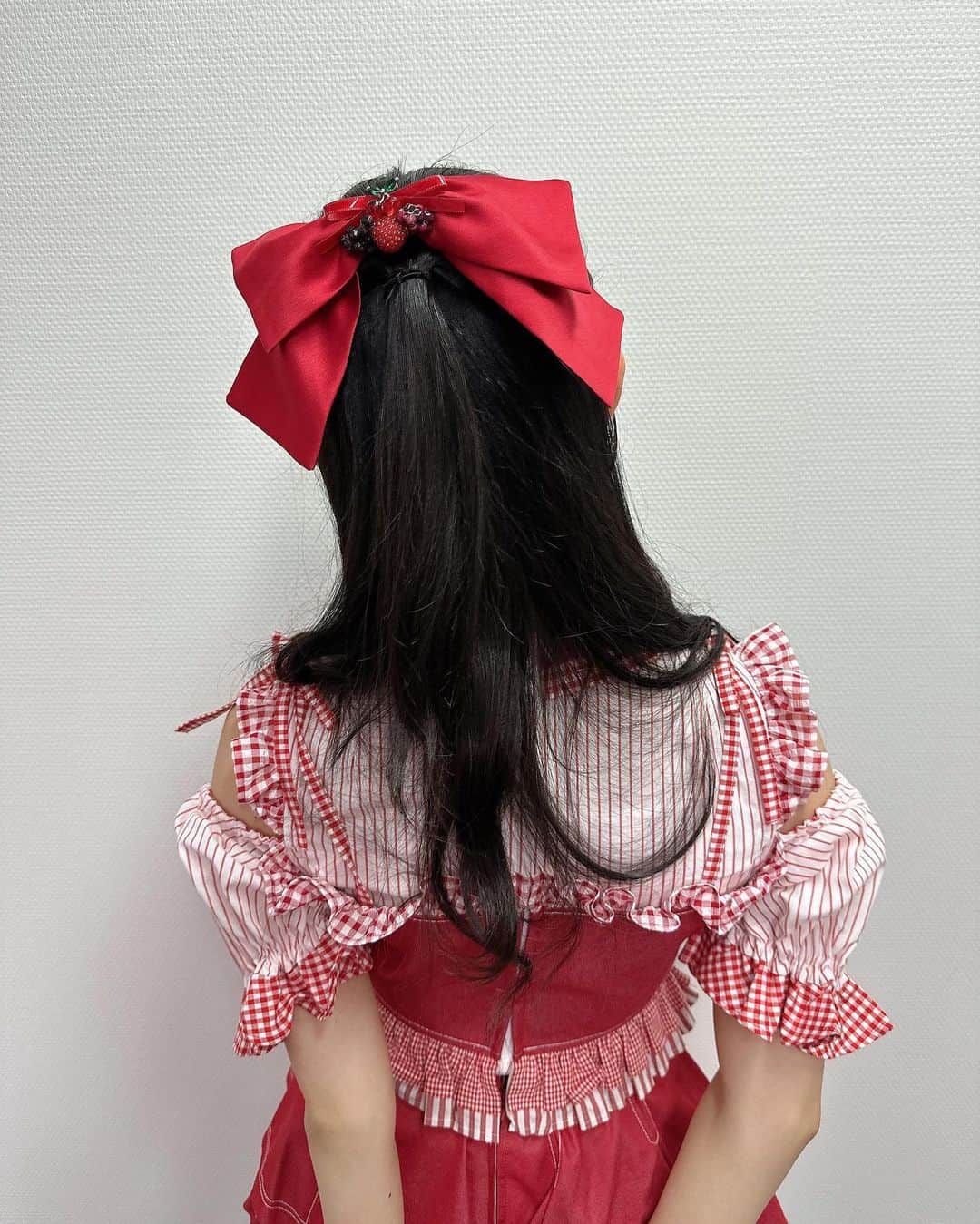 山内瑞葵さんのインスタグラム写真 - (山内瑞葵Instagram)「. ୨୧┈┈┈┈┈┈┈┈┈┈୨୧ . 存在感のある髪飾り大好き♥️ . #AKB48 #衣装 #赤チェック #リボン #髪飾り #ハーフアップ ୨୧┈┈┈┈┈┈┈┈┈┈୨୧」1月2日 20時54分 - zukky_48