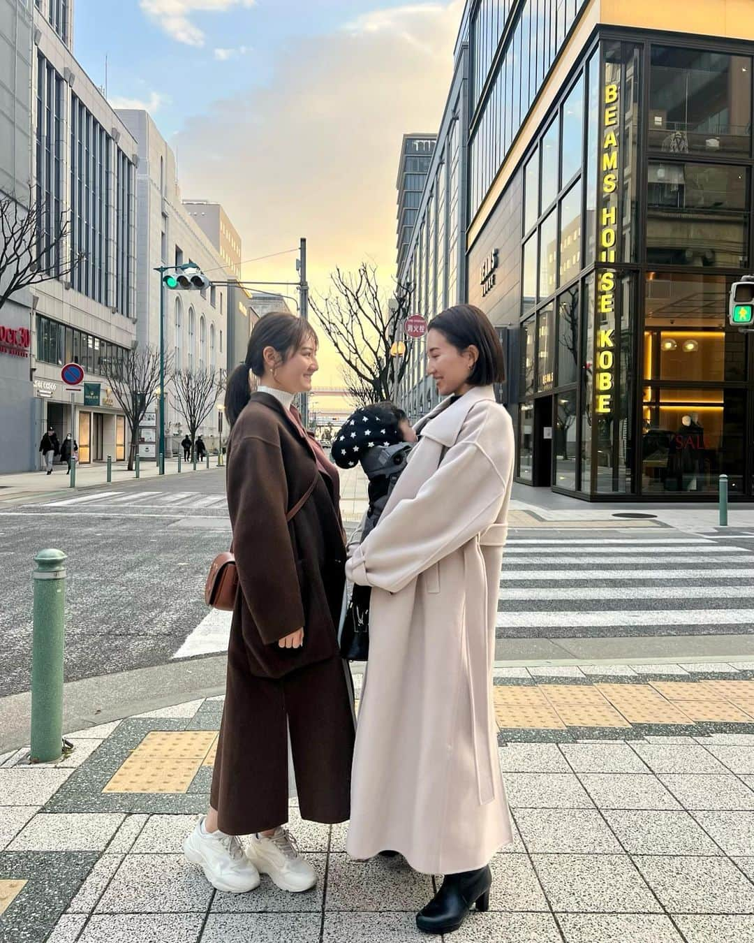 Ayaさんのインスタグラム写真 - (AyaInstagram)「生田神社に家族で初詣⛩ 妹がいっぱい撮ってくれた🥹💞  最近は👶🏻体重も重たくなってきたので  抱っこ紐は @nuna_jpn 愛用中です！ 海外メーカーというのもあり、 素材も硬めでしっかりしてて安心感ある✨  バックルがマグネット仕様で 簡単にくっつくからとても着脱しやすい！ アウターをいちいち脱がなくてもいいから助かってます💞  #nuna#cudl#カドル#nunaがある暮らし #神戸#三宮#ママコーデ#ママファッション#男の子ママ  #抱っこ紐#2人目抱っこ紐#ベビー用品」1月2日 21時18分 - aya__fit