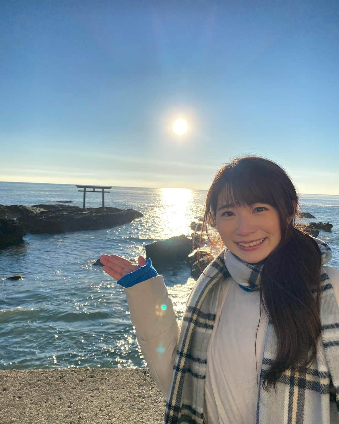 國本未華さんのインスタグラム写真 - (國本未華Instagram)「大洗からの中継のお仕事の思い出⛩ オンエアでは、ハプニングにより放送されなかったウサギの変装。 太陽が高く昇ってきたときの様子。 #大洗磯前神社 #神磯の鳥居 #大洗 #初日の出 #卯年」1月3日 0時19分 - kunimoto_mika