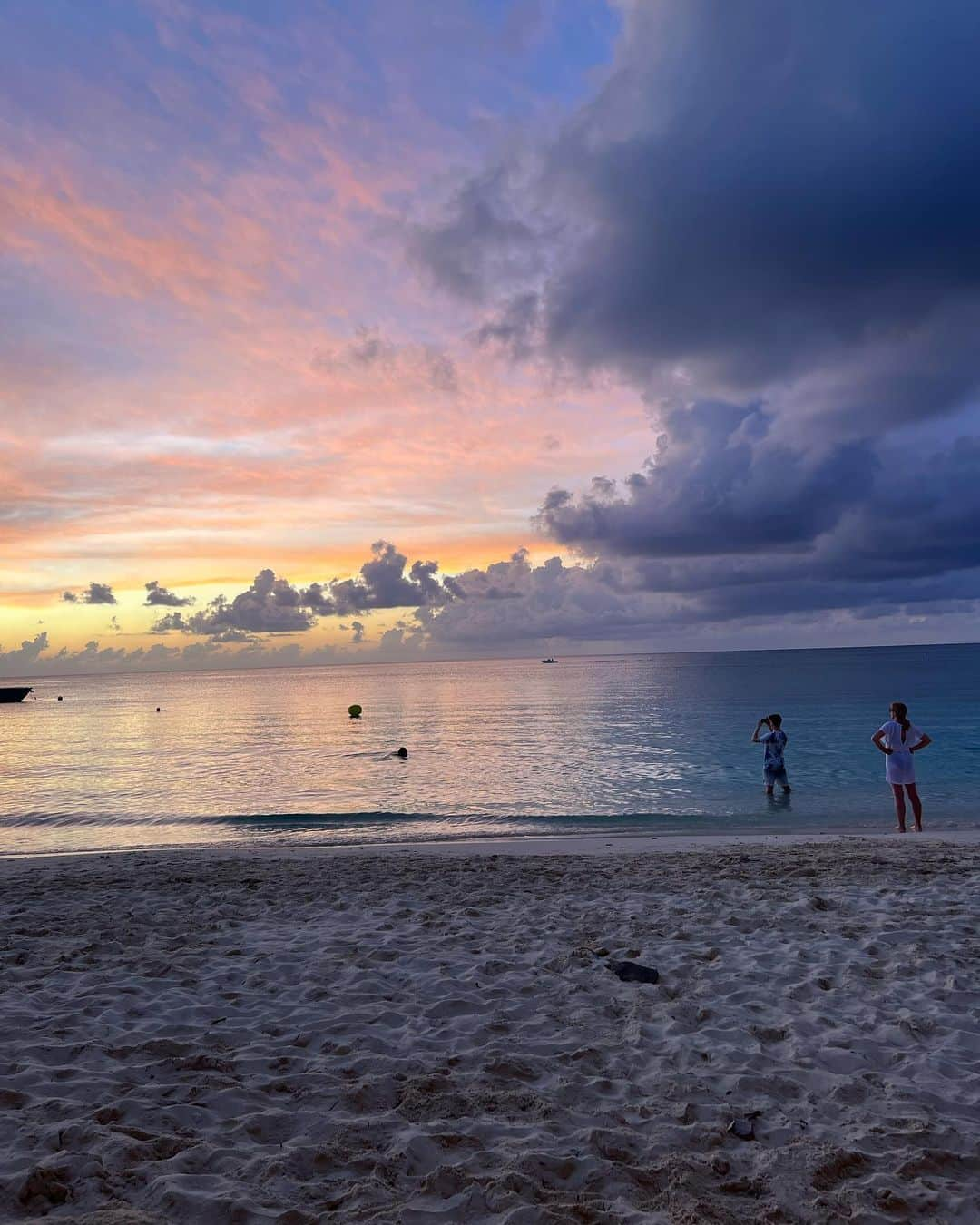 エミリー・ラタコウスキーさんのインスタグラム写真 - (エミリー・ラタコウスキーInstagram)「🌴👙🌅 🧜‍♀️」1月3日 3時24分 - emrata