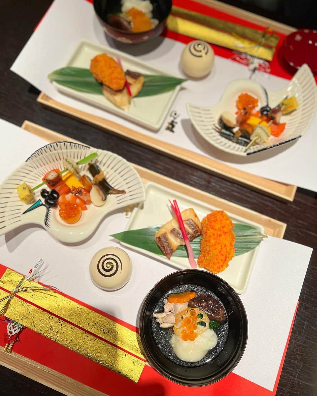 Mai Wakimizuさんのインスタグラム写真 - (Mai WakimizuInstagram)「お食事はhotelな毎日だけど、朝も夜も本当に美味しくて大大大満足。元旦の朝はお節やお雑煮、ちらし寿司まで頂けてお正月気分味わえた＼(^o^)／鏡割りやお餅つきもさせてもらえた♡そして毎夕食リンゴジュースの飲み比べ♡初めて食べたりんごの天ぷらも、本場大間のマグロもめちゃくちゃ美味しかった♡しかも、ホテル側の計らいで個室を用意してくれていて、毎回ベビーベットと息子用に沢山のおもちゃまで（；＿；）事前にお願いしてたわけじゃないのにここまでのサービスをして下さるお気遣いに感謝の毎日です。 #界津軽#青森#wakkingourmet」1月3日 10時29分 - wakkin__m
