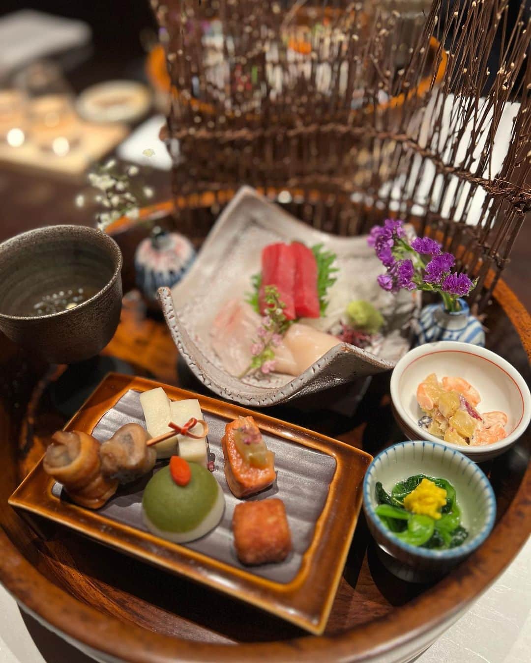 Mai Wakimizuさんのインスタグラム写真 - (Mai WakimizuInstagram)「お食事はhotelな毎日だけど、朝も夜も本当に美味しくて大大大満足。元旦の朝はお節やお雑煮、ちらし寿司まで頂けてお正月気分味わえた＼(^o^)／鏡割りやお餅つきもさせてもらえた♡そして毎夕食リンゴジュースの飲み比べ♡初めて食べたりんごの天ぷらも、本場大間のマグロもめちゃくちゃ美味しかった♡しかも、ホテル側の計らいで個室を用意してくれていて、毎回ベビーベットと息子用に沢山のおもちゃまで（；＿；）事前にお願いしてたわけじゃないのにここまでのサービスをして下さるお気遣いに感謝の毎日です。 #界津軽#青森#wakkingourmet」1月3日 10時29分 - wakkin__m