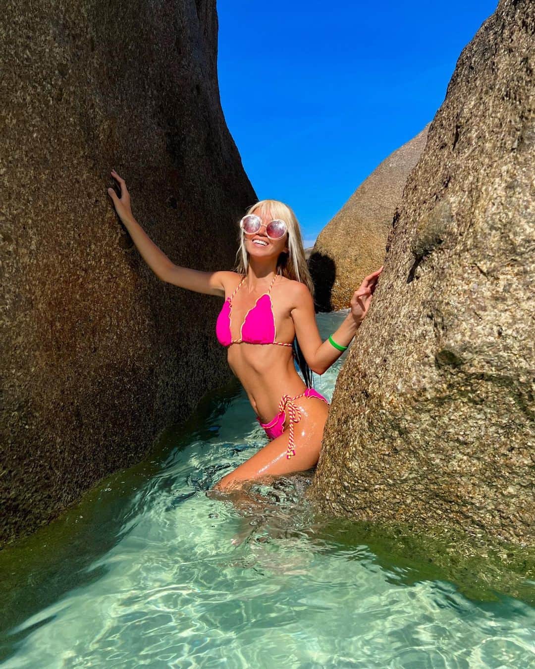 やよさーんさんのインスタグラム写真 - (やよさーんInstagram)「. Similan islands here is heaven🏝 big rocks and beautiful sea😍💙 . シミランの海が綺麗すぎて忘れられない💙⤴︎ピピ島に移動したけどピピ島も異世界すぎて楽しい😆🌴🇹🇭 . . #similanisland #similanislands #thailand #phuket #phuketthailand #phuketisland #phukettrip #beutifulview #sea #bikinigirl #bikinilife #islandgirls #islandlife #blondegirl」1月3日 12時18分 - yayosaan