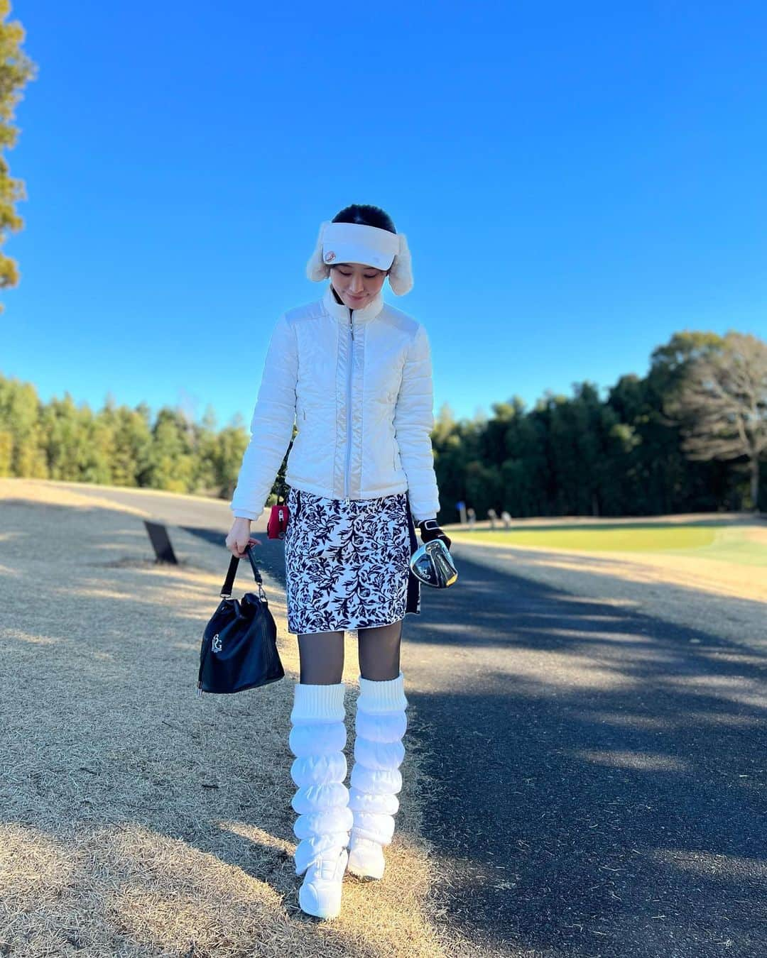 佐野真彩さんのインスタグラム写真 - (佐野真彩Instagram)「2023 初打ち⛳️ コンペに誘っていただき元日からゴルフへ🏌️‍♀️お天気も良くて最高のゴルフ日和でした。スコアは100ちょっきし。 今年はコンスタントに100ギリ出来るといいな〜🐩❤️  ゴルフウェア @callawayapparel_japan  ゴルフクラブ @callawaygolf_japan  👜 @1piu1uguale3_golf   #callawaygolf #callawayapparel #キャロウェイローグ #1piu1uguale3 #佐野ゴルフコーデ　#オークヒルズカントリークラブ　#ルーズソックス」1月3日 12時22分 - sano.maya