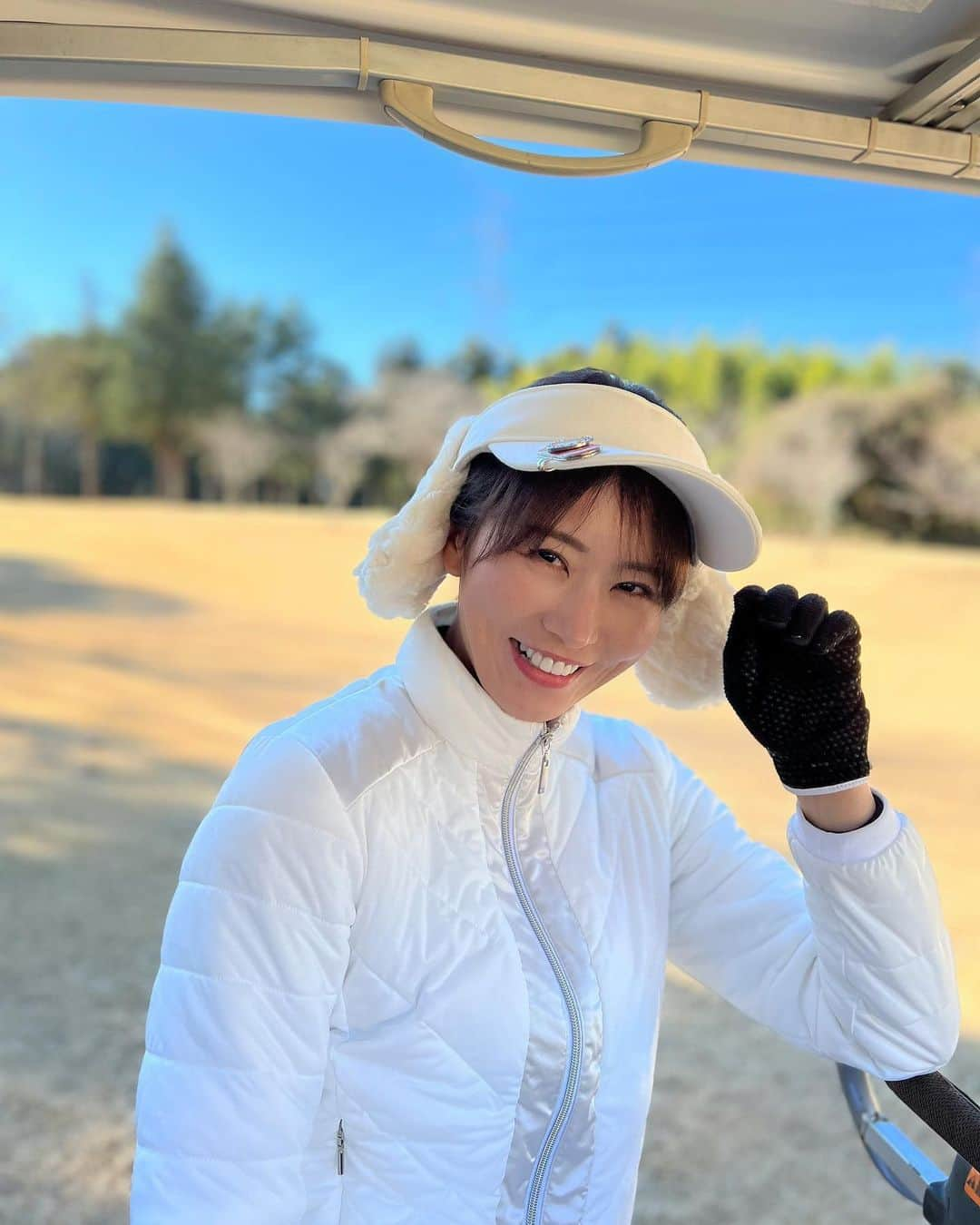 佐野真彩さんのインスタグラム写真 - (佐野真彩Instagram)「2023 初打ち⛳️ コンペに誘っていただき元日からゴルフへ🏌️‍♀️お天気も良くて最高のゴルフ日和でした。スコアは100ちょっきし。 今年はコンスタントに100ギリ出来るといいな〜🐩❤️  ゴルフウェア @callawayapparel_japan  ゴルフクラブ @callawaygolf_japan  👜 @1piu1uguale3_golf   #callawaygolf #callawayapparel #キャロウェイローグ #1piu1uguale3 #佐野ゴルフコーデ　#オークヒルズカントリークラブ　#ルーズソックス」1月3日 12時22分 - sano.maya