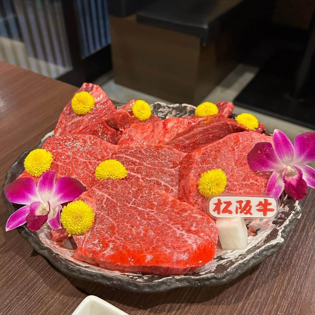 市原彩花さんのインスタグラム写真 - (市原彩花Instagram)「炭火焼肉 りきちゃん “Riki-chan” is a yakiniku restaurant near Itami Airport in Osaka🇯🇵 This meat is very tender and can be cut with a fork🥩🍴   大阪の伊丹空港の近くにある焼肉屋さん🐮 見た目はもはやステーキ🥩 柔らか過ぎて、なんとフォークで割いて焼いてくれるの😂 いろんなインスタグラマーさんが載せてて、フォークが気になってずっと来てみたかったんだー😚❤️  メニューはヘレ300gかシャトーブリアン300gのコースのどちらか！ この日はタンもあったので追加(5枚目)😋 食べたことないくらいの柔らかさで圧倒されました🤤 いろんな方がわざわざここへ来るのが納得だったよ☺️  #りきちゃん#炭火焼肉りきちゃん #焼肉#焼き肉#大阪焼肉#yakiniku#japanesebbq#japanesefood#和牛#黒毛和牛#wagyu#bbq#japanesegirl#foodie#osakagourmet#osaka#osakatrip#osakatravel#大阪#大阪グルメ#松坂牛」1月3日 12時27分 - ayaka_ichihara