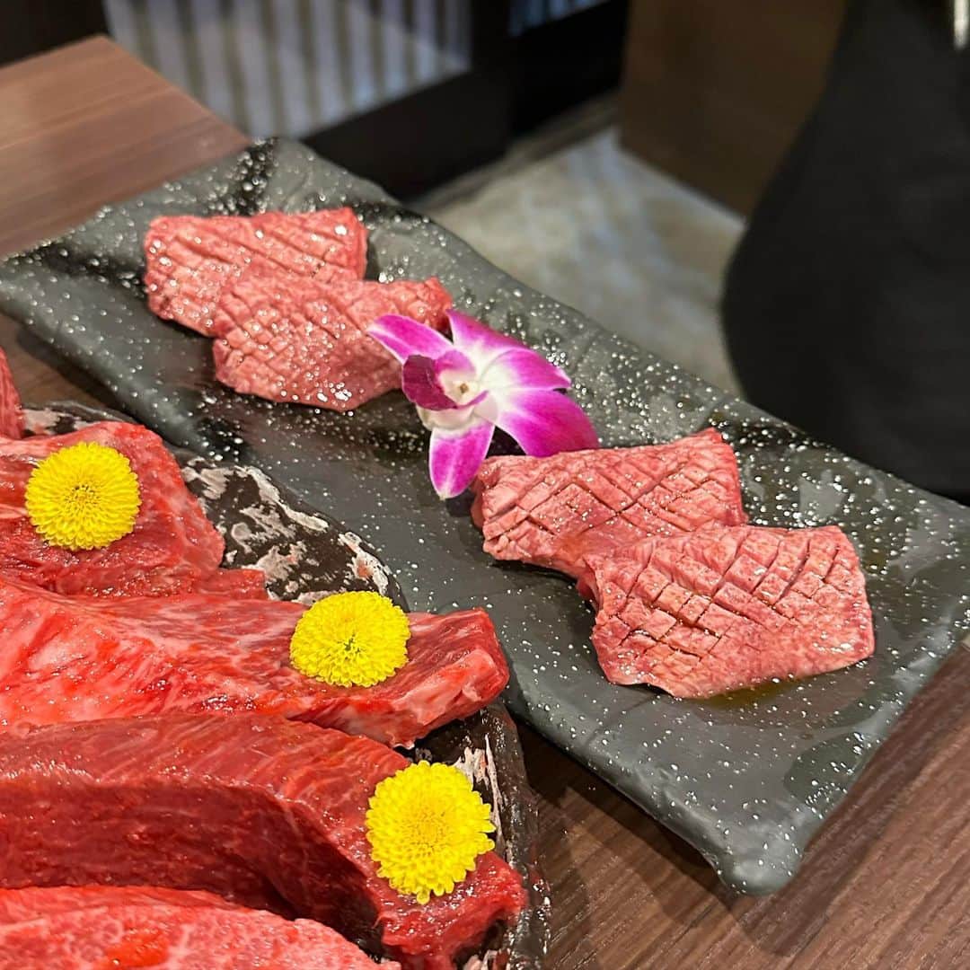 市原彩花さんのインスタグラム写真 - (市原彩花Instagram)「炭火焼肉 りきちゃん “Riki-chan” is a yakiniku restaurant near Itami Airport in Osaka🇯🇵 This meat is very tender and can be cut with a fork🥩🍴   大阪の伊丹空港の近くにある焼肉屋さん🐮 見た目はもはやステーキ🥩 柔らか過ぎて、なんとフォークで割いて焼いてくれるの😂 いろんなインスタグラマーさんが載せてて、フォークが気になってずっと来てみたかったんだー😚❤️  メニューはヘレ300gかシャトーブリアン300gのコースのどちらか！ この日はタンもあったので追加(5枚目)😋 食べたことないくらいの柔らかさで圧倒されました🤤 いろんな方がわざわざここへ来るのが納得だったよ☺️  #りきちゃん#炭火焼肉りきちゃん #焼肉#焼き肉#大阪焼肉#yakiniku#japanesebbq#japanesefood#和牛#黒毛和牛#wagyu#bbq#japanesegirl#foodie#osakagourmet#osaka#osakatrip#osakatravel#大阪#大阪グルメ#松坂牛」1月3日 12時27分 - ayaka_ichihara