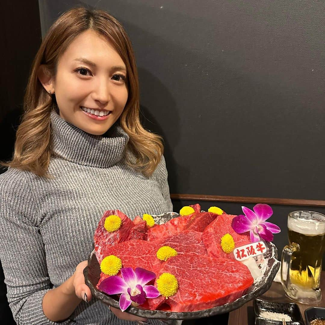 市原彩花さんのインスタグラム写真 - (市原彩花Instagram)「炭火焼肉 りきちゃん “Riki-chan” is a yakiniku restaurant near Itami Airport in Osaka🇯🇵 This meat is very tender and can be cut with a fork🥩🍴   大阪の伊丹空港の近くにある焼肉屋さん🐮 見た目はもはやステーキ🥩 柔らか過ぎて、なんとフォークで割いて焼いてくれるの😂 いろんなインスタグラマーさんが載せてて、フォークが気になってずっと来てみたかったんだー😚❤️  メニューはヘレ300gかシャトーブリアン300gのコースのどちらか！ この日はタンもあったので追加(5枚目)😋 食べたことないくらいの柔らかさで圧倒されました🤤 いろんな方がわざわざここへ来るのが納得だったよ☺️  #りきちゃん#炭火焼肉りきちゃん #焼肉#焼き肉#大阪焼肉#yakiniku#japanesebbq#japanesefood#和牛#黒毛和牛#wagyu#bbq#japanesegirl#foodie#osakagourmet#osaka#osakatrip#osakatravel#大阪#大阪グルメ#松坂牛」1月3日 12時27分 - ayaka_ichihara