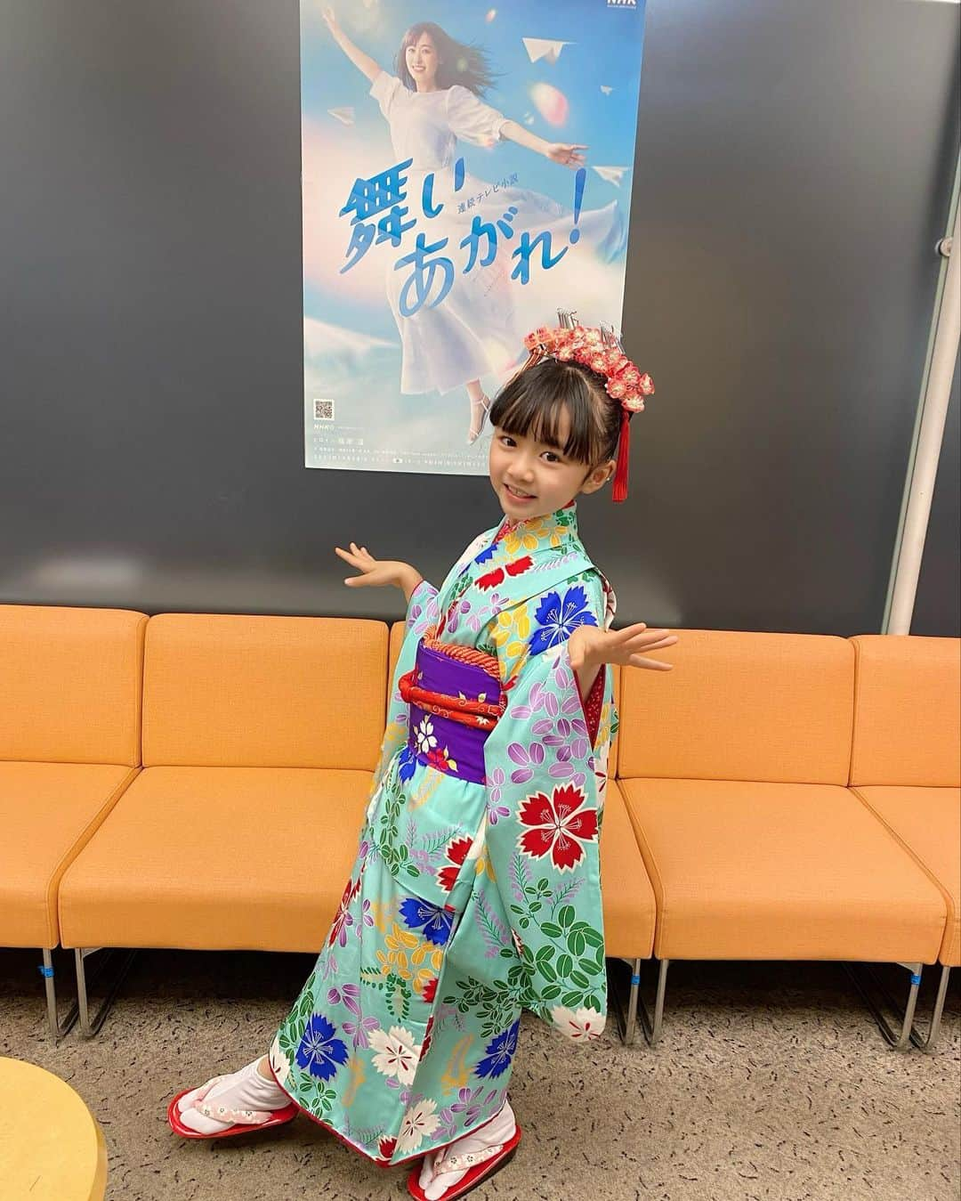 浅田芭路さんのインスタグラム写真 - (浅田芭路Instagram)「. 『舞いあがれ！お正月スペシャル🎍』 を観てくださったみなさま、 ありがとうございました！！  お正月ならではの、お着物でみんなでおせちやお雑煮を食べて、 とってもたのしかったです✨  私の福岡のじいじとばあばの家では、 お雑煮にかつお菜やさといも、にんじんも入ってます🥕 住んでいるところでお雑煮に入ってるものやあじつけがちがうのがおもしろいなって思いました！  福原さん、さくらちゃん、梅津のおっちゃんおばちゃん、楽しい時間をありがとうございました🤗  梅津のおばちゃんと、ツーショットを撮っていただきました✨ とっても明るくて、いつも笑わせてくれる、くわばたさん❣️ 久しぶりにお会いできて、とっても楽しかったです！！  私の弟もうめづのシーンが大好きで、 いつもふたりのものまねをしています😃  @kuwabatarie  #くわばたりえ さん #うめづ  #舞いあがれお正月スペシャル  #ありがとうございました #浅田芭路」1月3日 12時38分 - asada_halo__official