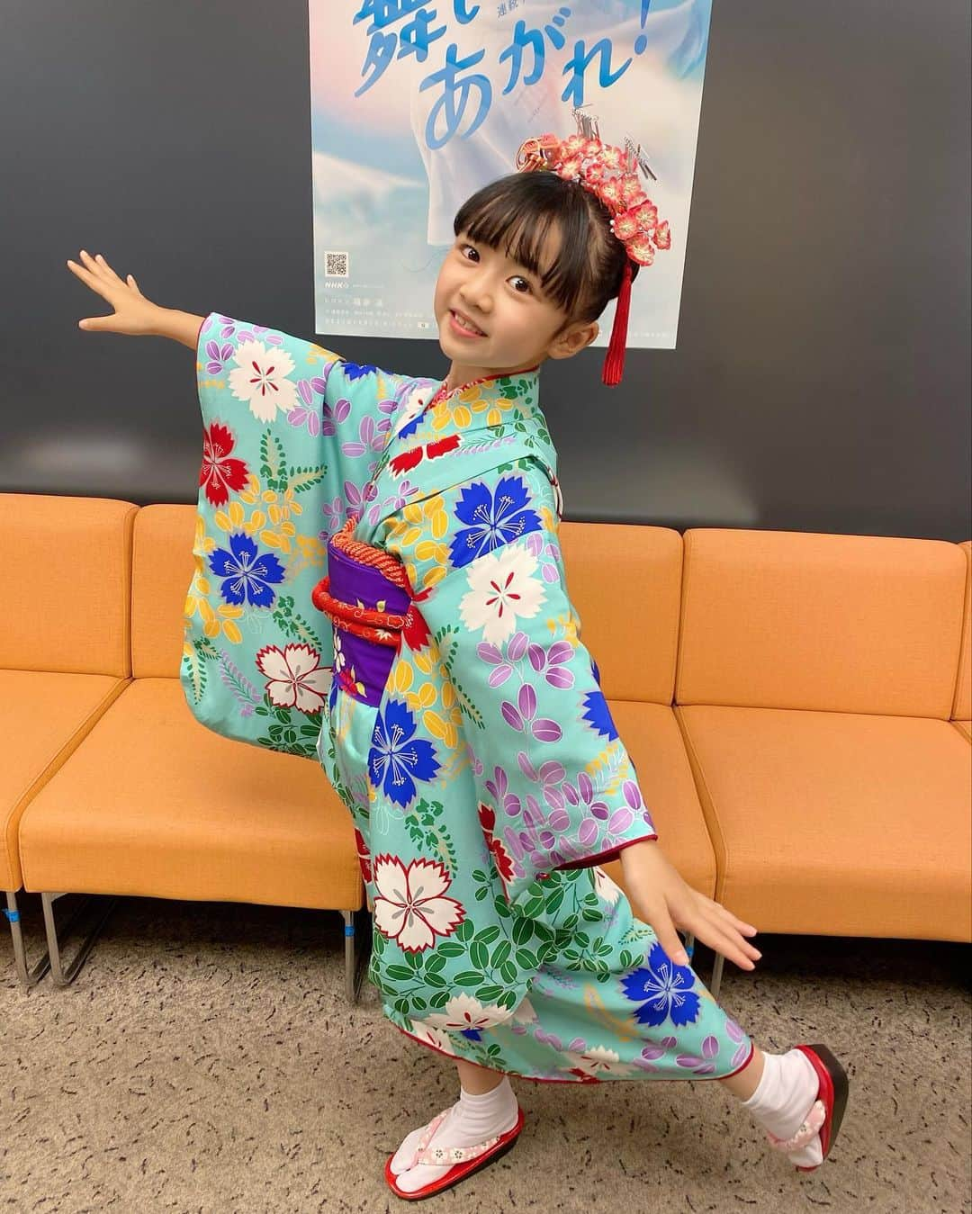 浅田芭路さんのインスタグラム写真 - (浅田芭路Instagram)「. 『舞いあがれ！お正月スペシャル🎍』 を観てくださったみなさま、 ありがとうございました！！  お正月ならではの、お着物でみんなでおせちやお雑煮を食べて、 とってもたのしかったです✨  私の福岡のじいじとばあばの家では、 お雑煮にかつお菜やさといも、にんじんも入ってます🥕 住んでいるところでお雑煮に入ってるものやあじつけがちがうのがおもしろいなって思いました！  福原さん、さくらちゃん、梅津のおっちゃんおばちゃん、楽しい時間をありがとうございました🤗  梅津のおばちゃんと、ツーショットを撮っていただきました✨ とっても明るくて、いつも笑わせてくれる、くわばたさん❣️ 久しぶりにお会いできて、とっても楽しかったです！！  私の弟もうめづのシーンが大好きで、 いつもふたりのものまねをしています😃  @kuwabatarie  #くわばたりえ さん #うめづ  #舞いあがれお正月スペシャル  #ありがとうございました #浅田芭路」1月3日 12時38分 - asada_halo__official