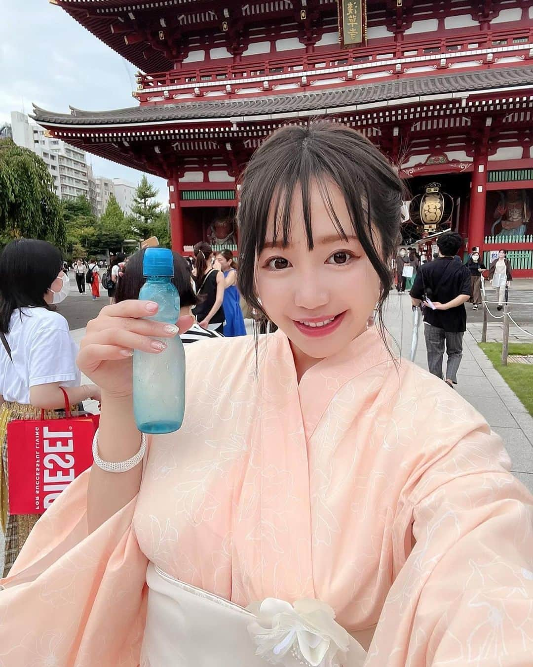 愛場れいらさんのインスタグラム写真 - (愛場れいらInstagram)「#初詣　もう行きましたか？⛩🎍 おみくじ大吉だった〜✨  今年の抱負は、「一寸光陰」にしよ☃️ 少しの時間も無駄にしてはいけないって意味だそうな🐰 Nothing is more precious than time⏰  だらだら毎日過ごさず何かと積み上げたり魅力を増やしたいな〜 って思っただけの寝正月でした笑 こにゃダメだ☺️💓  みんな、 抱負は決まった？✨✨ 前向きに頑張ろうね〜🌸  #新年　#新年の抱負  #浴衣　#着物 #綺麗なお姉さん  #浴衣女子  #可愛い女の子  #ポートレート好きな人と繋がりたい  #japanesegirl #japanesetraditional  #japanesestyle  #asianmodel  #asianbeauty  #asakusa」1月3日 16時13分 - aibareira2