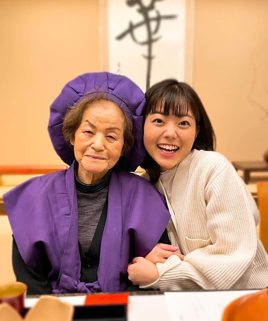 田村友里さんのインスタグラム写真 - (田村友里Instagram)「明けましておめでとうございます🎍  祖母の米寿を家族みんなでお祝いしました✨ 米寿といえば黄色のちゃんちゃんこ！ なんですが、 何かの手違いで最初用意されていたのが紫でした🤣 「せっかくだし紫も着ちゃえ〜」 「喜寿に若返りだね〜」 なんて言いながらワイワイ記念撮影📸  いつも上品で優しいばあちゃん✨ 私が出るテレビはすべて録画して何度も見てくれているらしい....ありがたいです🙏 新年最初の「花よりガッツ」に、ばあちゃん登場します。  #米寿 #おめでとう #孫全員集合  #いつまでもいつまでも元気で✌️ #新年最初の花よりガッツは #1月12日です💪  .」1月3日 17時34分 - yuri_tamura0894