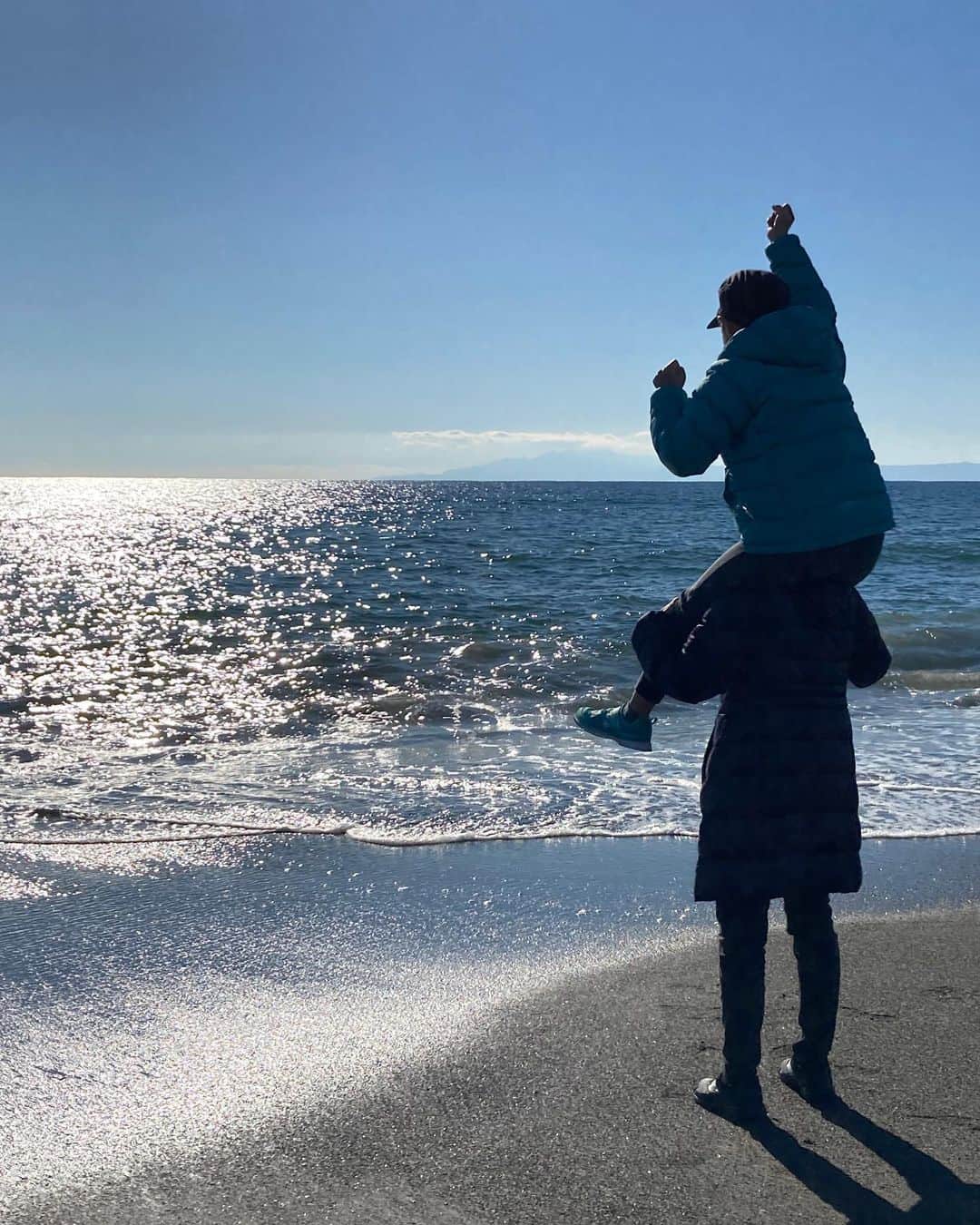 村山輝星さんのインスタグラム写真 - (村山輝星Instagram)「🐰  新年あけましておめでとうございます。 今年もよろしくお願い致します。  ということで、今年も輝星のお正月🎍 届きました☺️☺️☺️  🐰  毎年元旦は初詣に出掛けた後に、近くの海岸へ参ります。 ママを砂まみれにしたいのか、ふざけて（半分甘えて？！）、『ママ、肩車して～』と。 『重たいから無理だよ』と言いつつこれまで出来ていた（やらされていた）肩車も、本当に無理になってきました。肩の上で暴れられると、バランスが崩れますぅぅっ（輝星はそれが狙いのよう😵）。  今年も元気いっぱい、楽しく過ごしましょう！  輝星 母より  #村山輝星 #劇団東俳 #Tプロジェクト #子役 #正月 #海岸 #お正月 #親子 #肩車 #海 #兎年 #2023」1月3日 17時38分 - murayama_kirari_staff