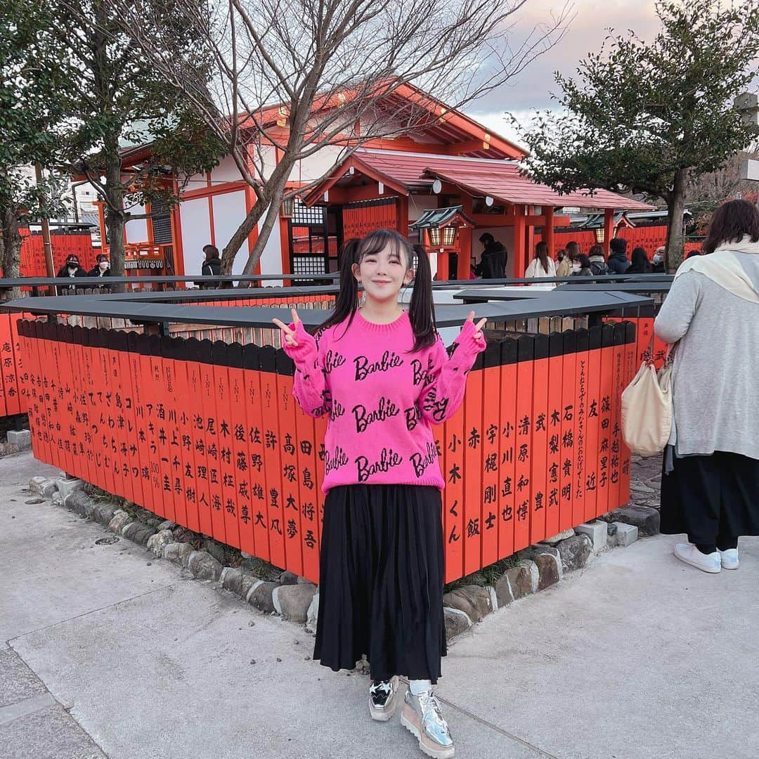 天木じゅんさんのインスタグラム写真 - (天木じゅんInstagram)「. .  京都🍁 車折神社、芸能神社⛩ 行ってきました❤️ 今年で芸能界に入って10周年。 そのタイミングで玉垣に名前を 出してきました。  飾られるのが楽しみです。  おみくじも大吉🫣🫣 2023年何か起こる予感。  ワクワク。ドキドキ。  服はお姉ちゃんから借りました💕💗 #車折神社 #芸能神社 #天木じゅん #京都」1月3日 17時55分 - jun.amaki