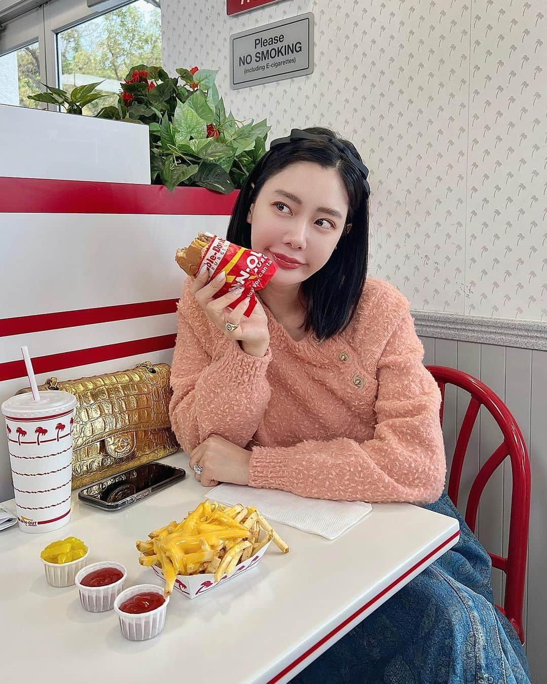 クララさんのインスタグラム写真 - (クララInstagram)「My favorite In-N-Out burger in LA 🍔   #actressclara #클라라 #fashion #fashionista #ootd #ootdfashion #chanel #chanelclassic #chanelsweater #inandoutburger #패션 #샤넬 #샤넬클래식 #먹방」1月3日 18時08分 - actressclara