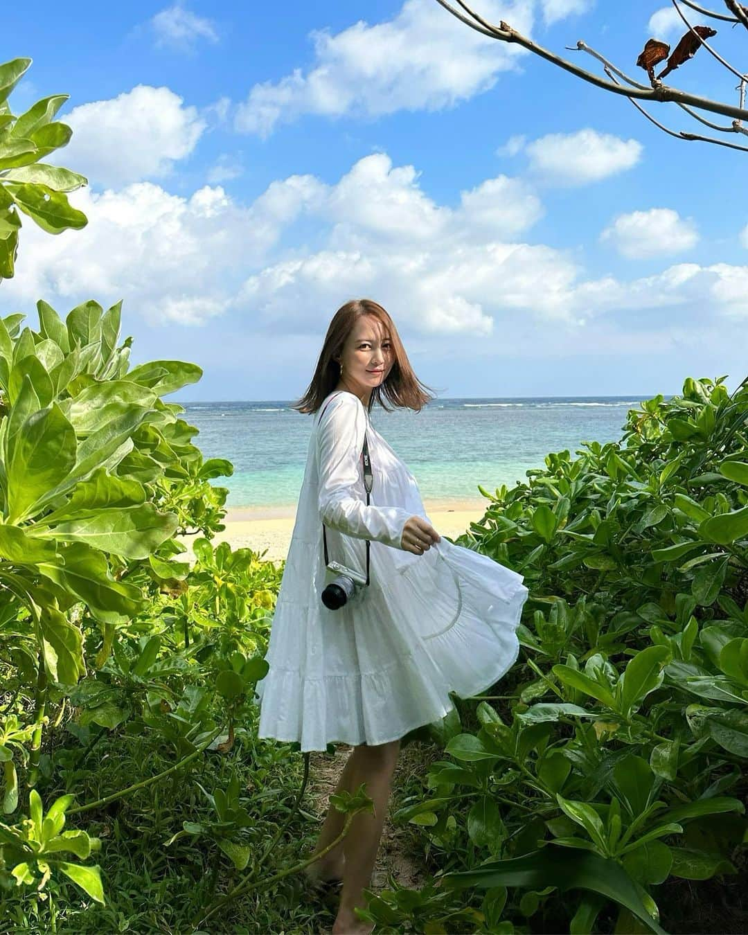 左近鈴乃さんのインスタグラム写真 - (左近鈴乃Instagram)「. 家族旅行で3回目の宮古島🌴♡  とにかくホテルが最高…！写真は全部ホテルから行けるプライベートビーチ🍃✨三姉弟ですっ👱🏻‍♀️👧🏻👦🏻 人いないしずっとぼーーってできる💭  暖かくてお昼はシャツ1枚でいけるけど 夜はトレーナーとかがいいかな🫶🏼  #宮古島 #宮古島旅行 #therescape #リスケープ」1月3日 18時45分 - suzuno_sakon