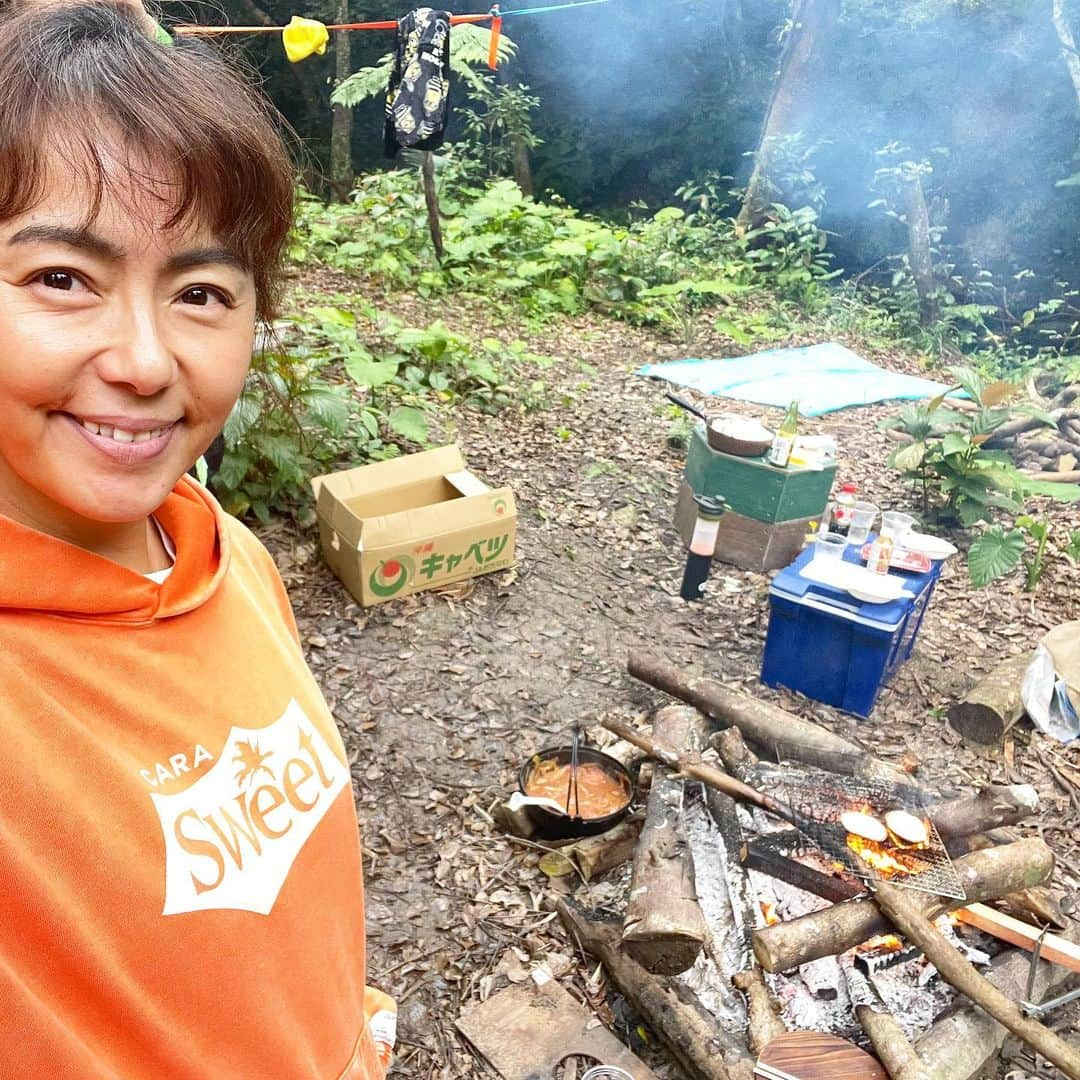 田中律子さんのインスタグラム写真 - (田中律子Instagram)「沖縄名護にある水沢さんの秘密基地　@seaseed_mizusawa  にてBBQ🍖&サウナー❤️  年明けからめちゃくちゃととのいましたーーーー✨  パイナップル🍍サングラスで煙りよけしながら鍋の仕込みして、サウナ入って、川で水風呂ー🙌🏼  美味しいご飯に最幸な仲間たちと笑ってしゃべって、ととのい時間となりました❤️水沢さん、ご一緒したみなさま、ありがとーございましたーーーーー🙏🏼  #okinawa #okinawalife  #beachlife  #海のある生活  #やんばる  #秘密基地  #サウナ  #saunnar  #テントサウナ」1月3日 19時08分 - ri2kotanaka