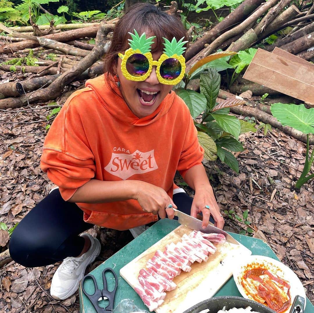 田中律子さんのインスタグラム写真 - (田中律子Instagram)「沖縄名護にある水沢さんの秘密基地　@seaseed_mizusawa  にてBBQ🍖&サウナー❤️  年明けからめちゃくちゃととのいましたーーーー✨  パイナップル🍍サングラスで煙りよけしながら鍋の仕込みして、サウナ入って、川で水風呂ー🙌🏼  美味しいご飯に最幸な仲間たちと笑ってしゃべって、ととのい時間となりました❤️水沢さん、ご一緒したみなさま、ありがとーございましたーーーーー🙏🏼  #okinawa #okinawalife  #beachlife  #海のある生活  #やんばる  #秘密基地  #サウナ  #saunnar  #テントサウナ」1月3日 19時08分 - ri2kotanaka