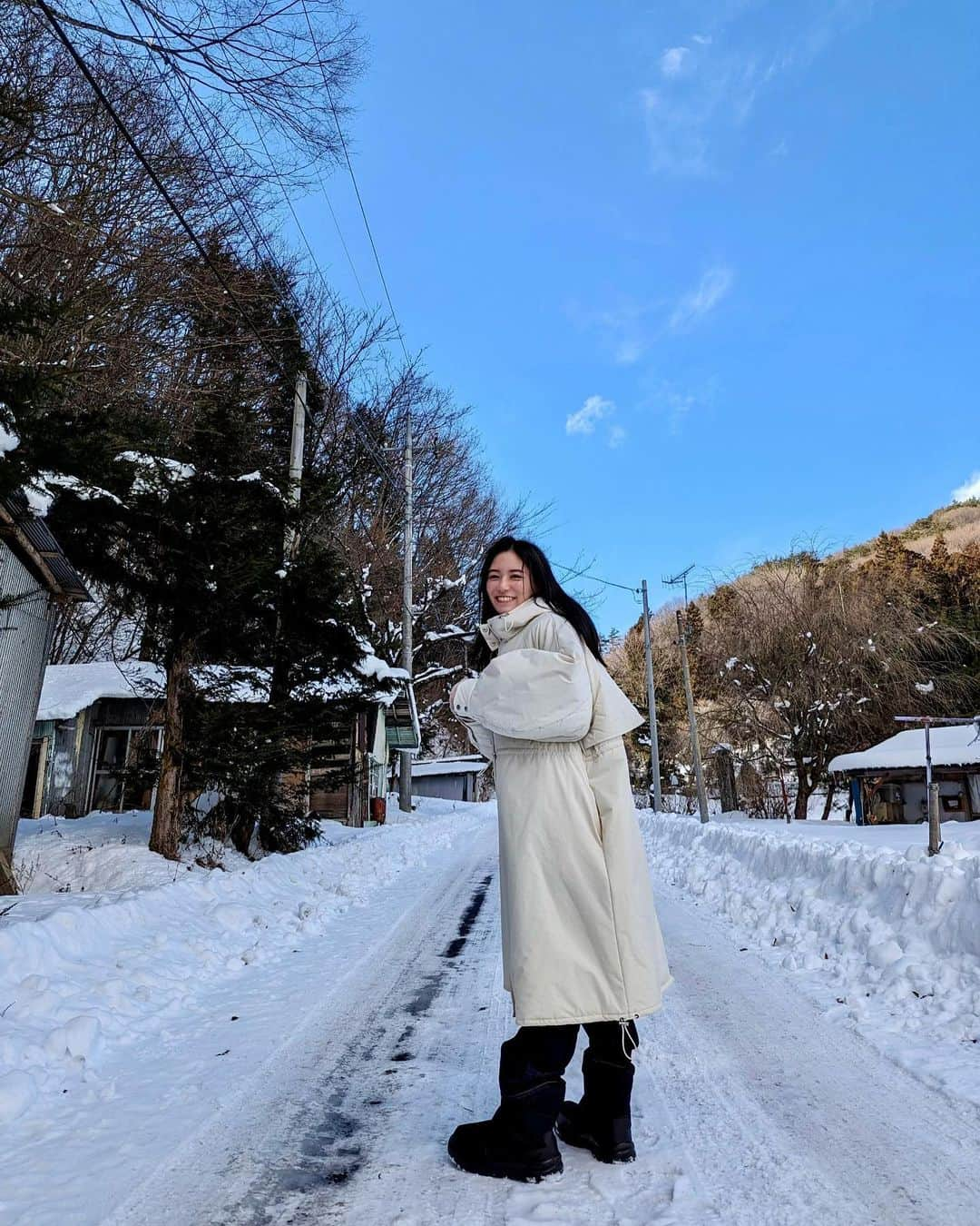 石井里奈さんのインスタグラム写真 - (石井里奈Instagram)「群馬での雪遊び❄️ 雪にダイブできるほど雪が積もってます💓☃️だいぶして上下に手を振ると雪に天使の跡ができるよ😇 . お散歩するだけでも楽しい！ 雪はレフ板効果でとっても美肌に撮れます📸笑　 今回はパパカメラです👨🏻📸 . もう今日でお休みがおしまい。 お正月あっという間だったなぁ！ 明日からまたお仕事頑張ります🔥 . #雪遊び #雪 #冬 #お正月 #スキー #スノボー #群馬 #群馬県 #gunma #ski #snow #powdersnow」1月3日 20時02分 - ri7tin1025