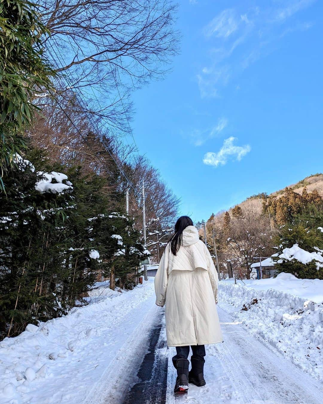 石井里奈さんのインスタグラム写真 - (石井里奈Instagram)「群馬での雪遊び❄️ 雪にダイブできるほど雪が積もってます💓☃️だいぶして上下に手を振ると雪に天使の跡ができるよ😇 . お散歩するだけでも楽しい！ 雪はレフ板効果でとっても美肌に撮れます📸笑　 今回はパパカメラです👨🏻📸 . もう今日でお休みがおしまい。 お正月あっという間だったなぁ！ 明日からまたお仕事頑張ります🔥 . #雪遊び #雪 #冬 #お正月 #スキー #スノボー #群馬 #群馬県 #gunma #ski #snow #powdersnow」1月3日 20時02分 - ri7tin1025